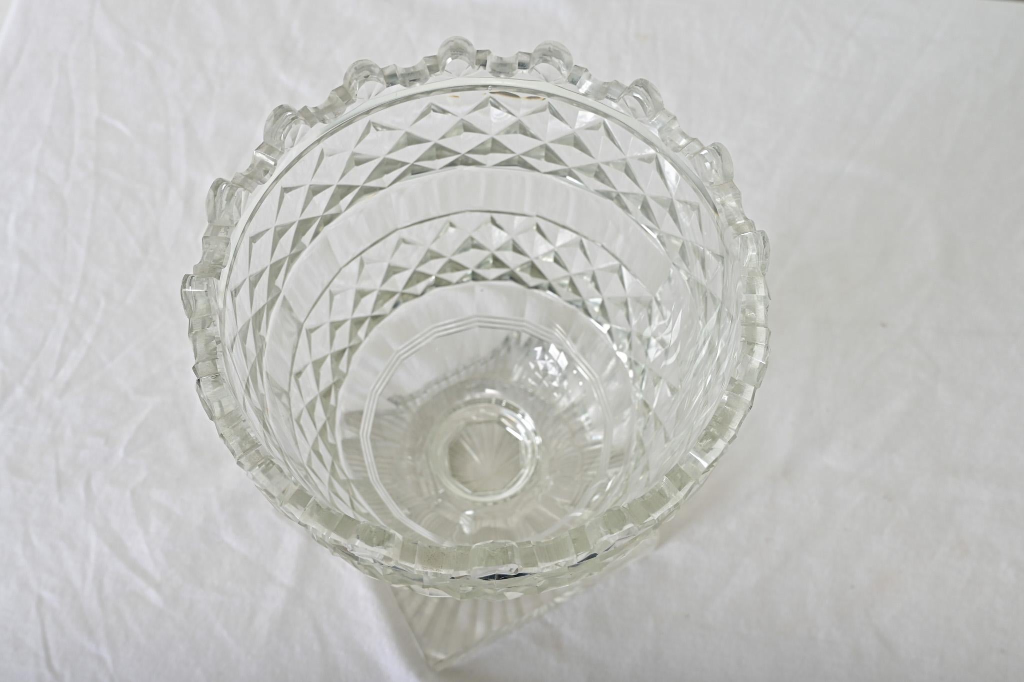 Große Vase aus englischem Schnittglas im Angebot 1