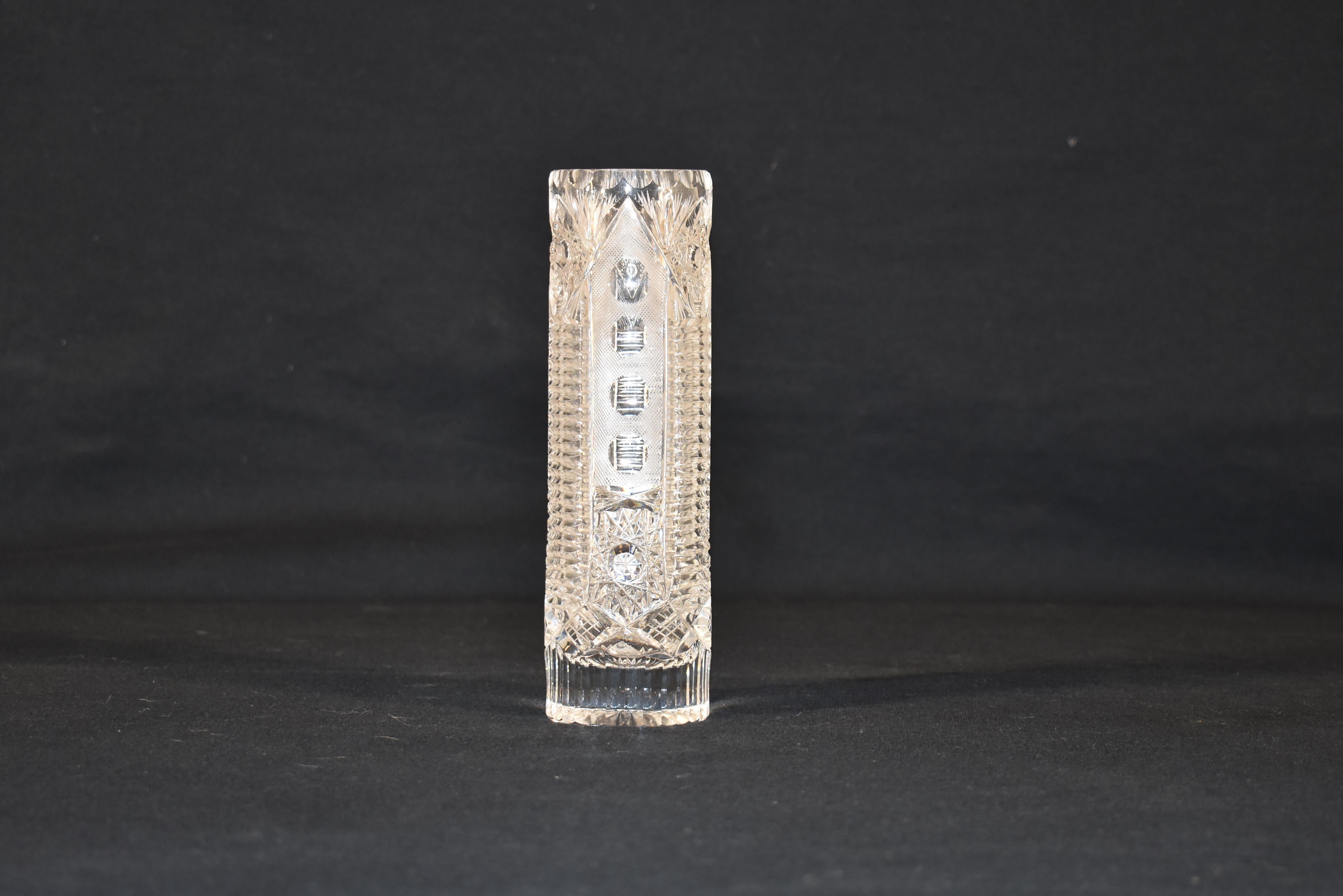 Jarrón de cristal tallado de Inglaterra de alrededor de 1930.  se trata de un precioso jarrón de cristal tallado, muy detallado, con un motivo en toda su superficie que le confiere un interés adicional al diseño.  