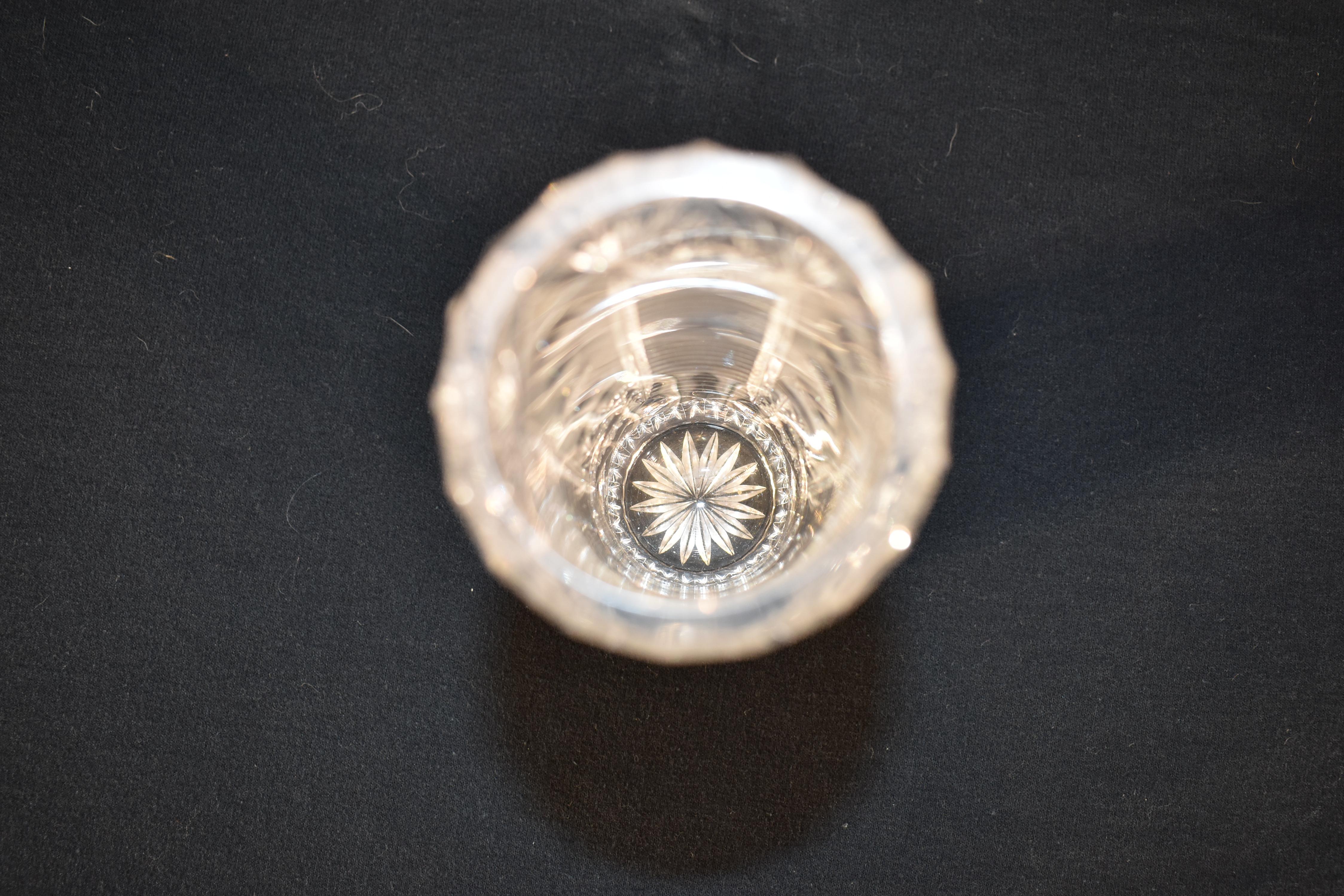Jarrón inglés de cristal tallado, Circa 1930's Vidrio cortado en venta