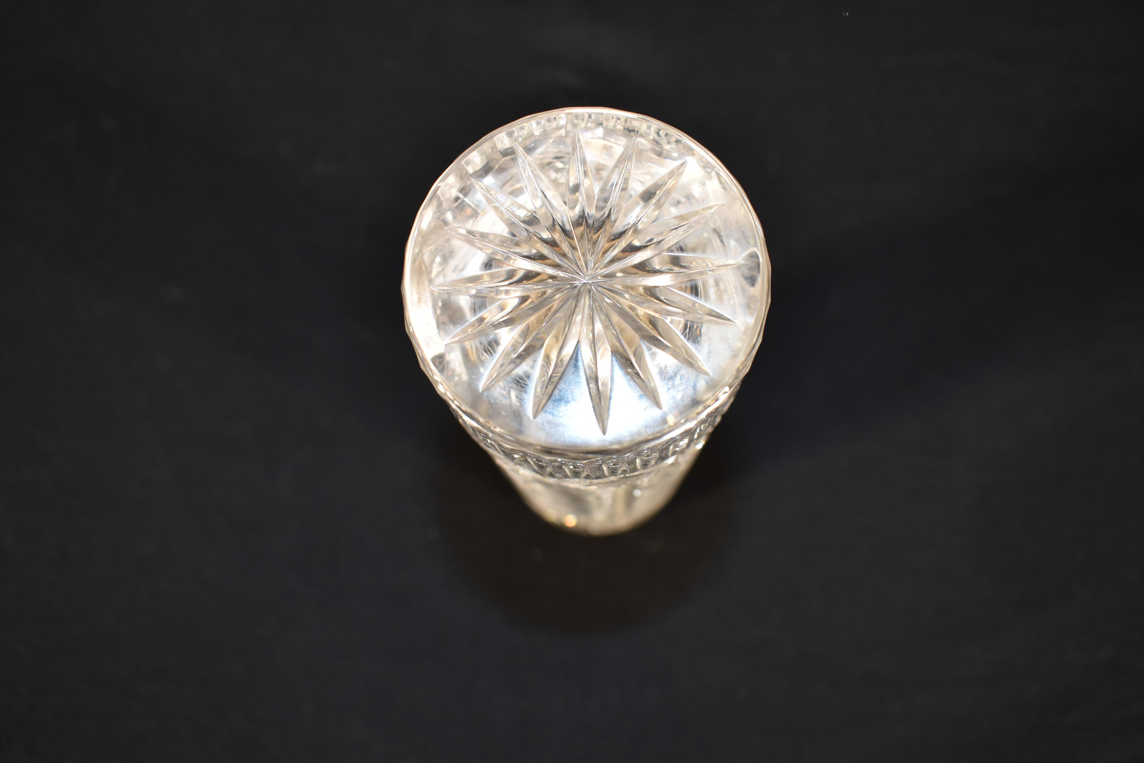 Jarrón inglés de cristal tallado, Circa 1930's en venta 1