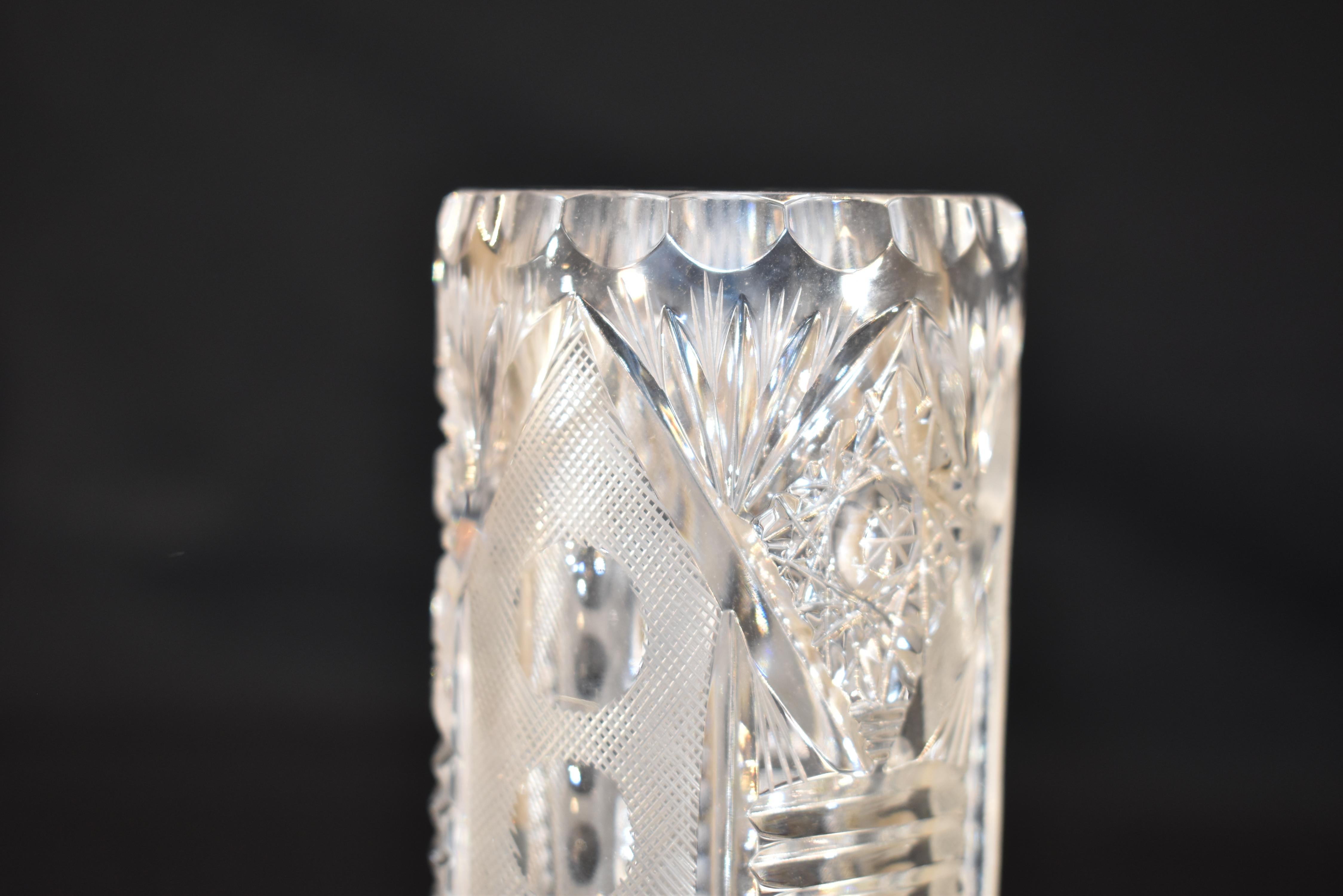Jarrón inglés de cristal tallado, Circa 1930's en venta 2