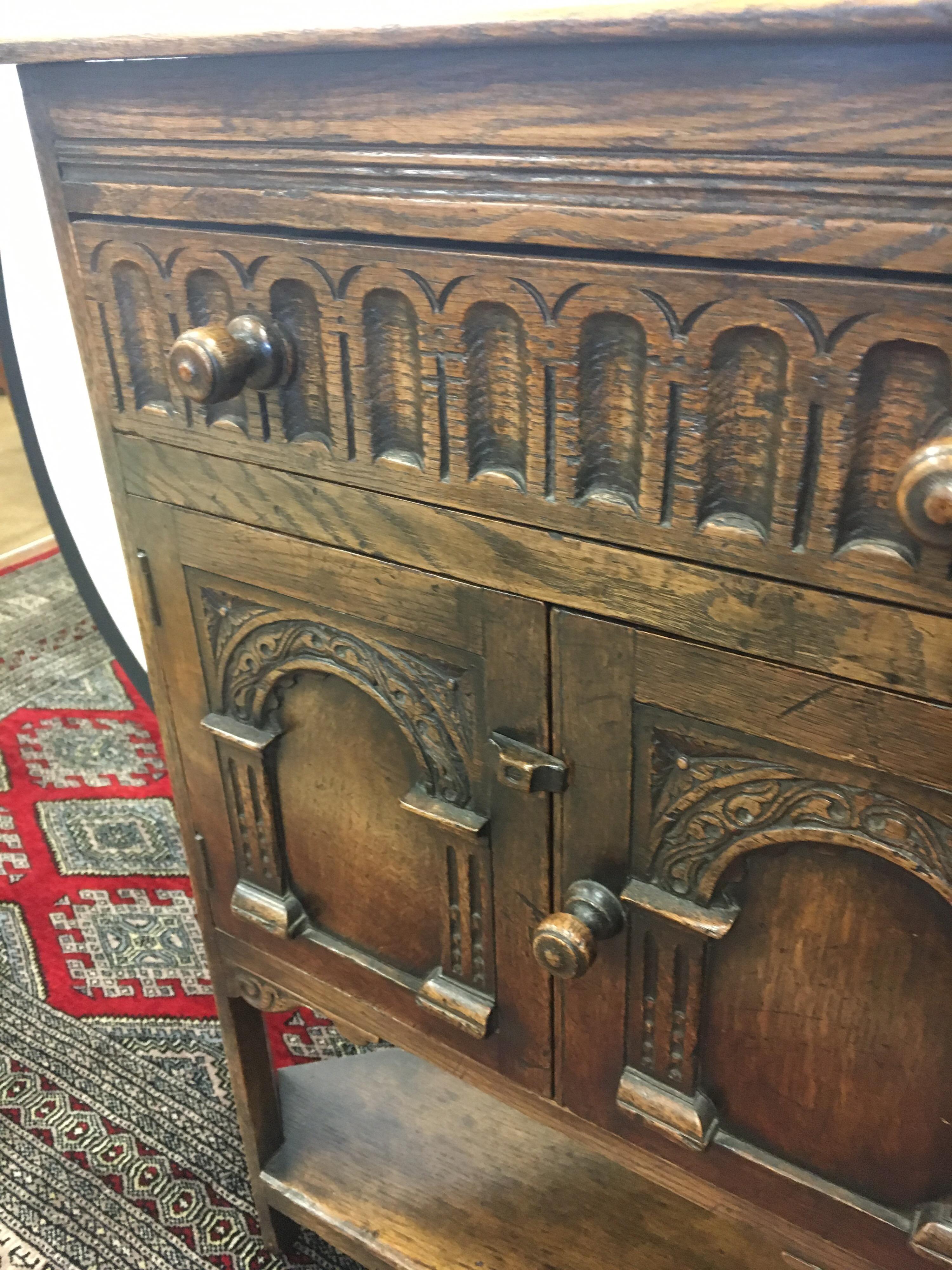 English Carved Dark Oak Corner Cabinet Table from George Fleet Stoke on Trent In Good Condition In West Hartford, CT