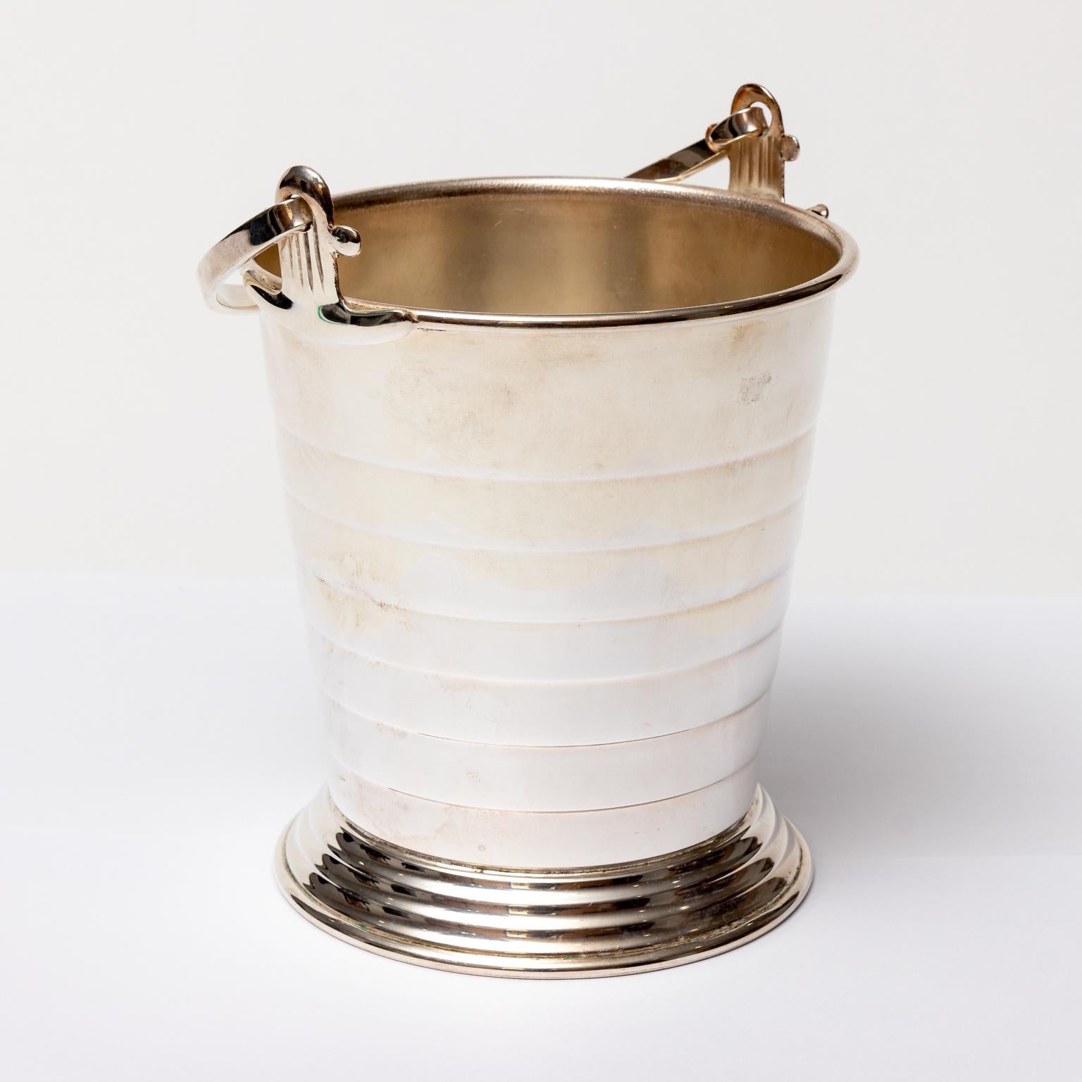 Circa 1930s English Deco silver plate ice pail with liner and handle. Made in England. Please note of wear consistent with age.