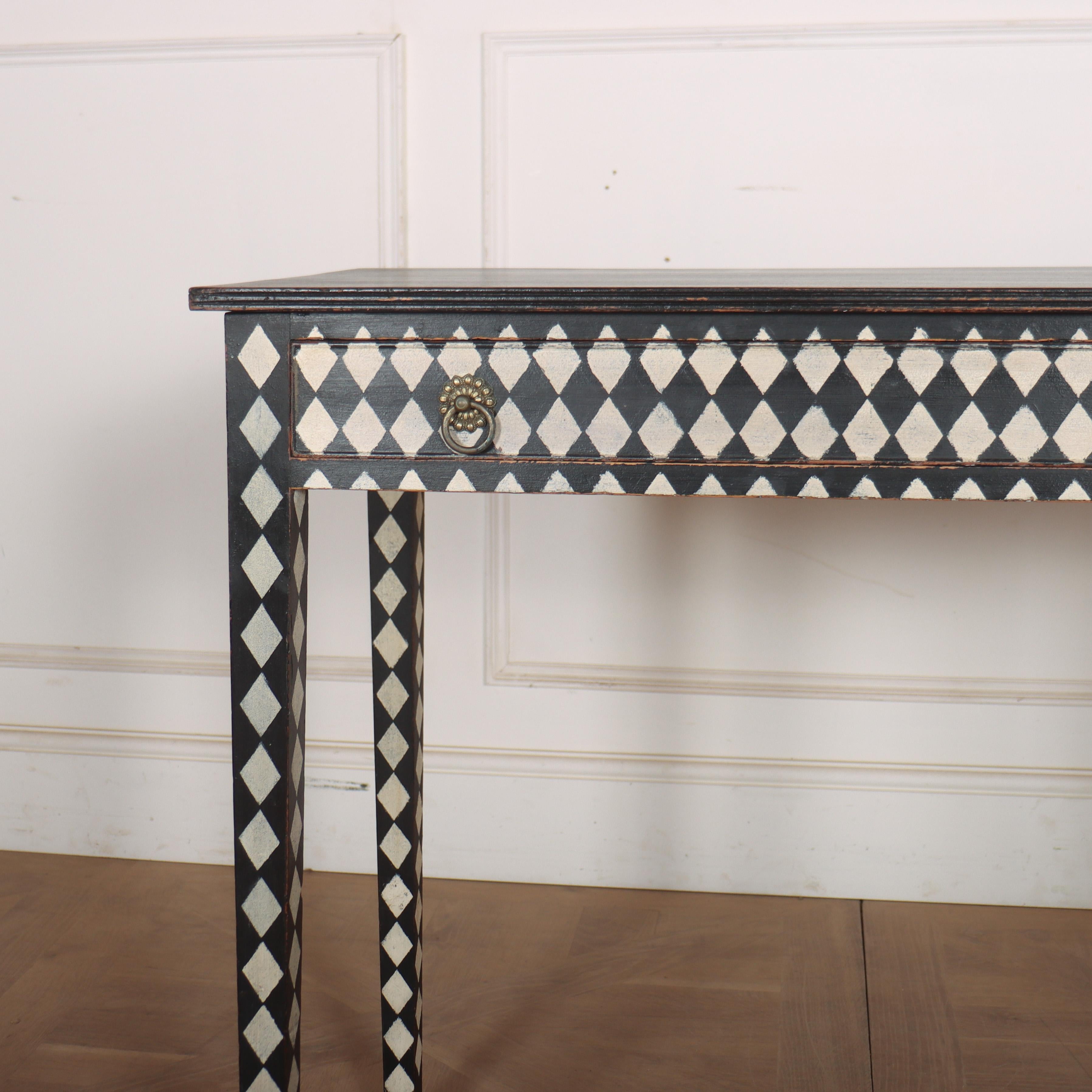 Pequeña mesa de lámpara/mesita auxiliar inglesa de un cajón, de roble pintado y decorado. 1880.

Referencia interna: H

Código 9122

Dimensiones:
W: 36