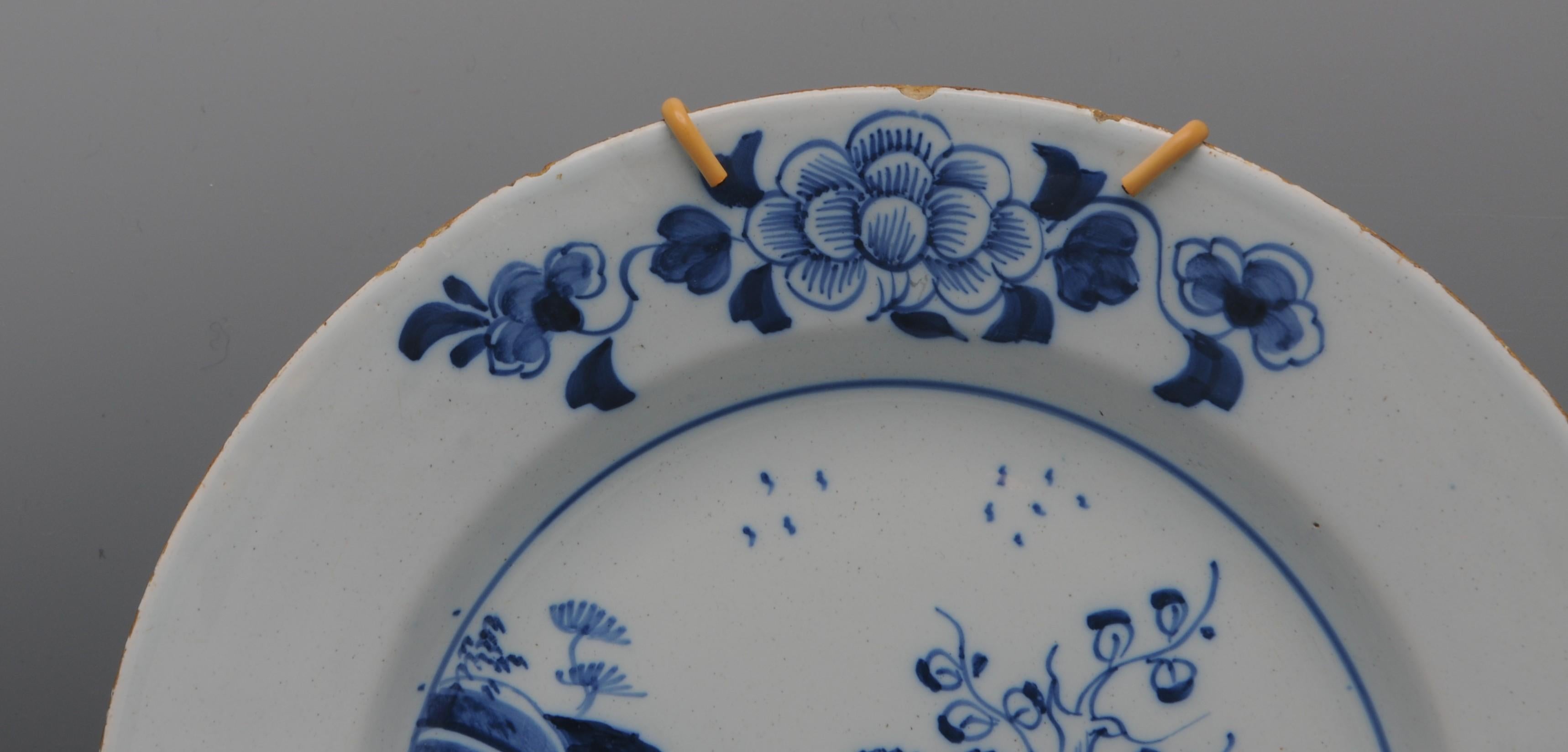 Néerlandais Assiette anglaise de Delft bleu et blanc - 18ème siècle en vente