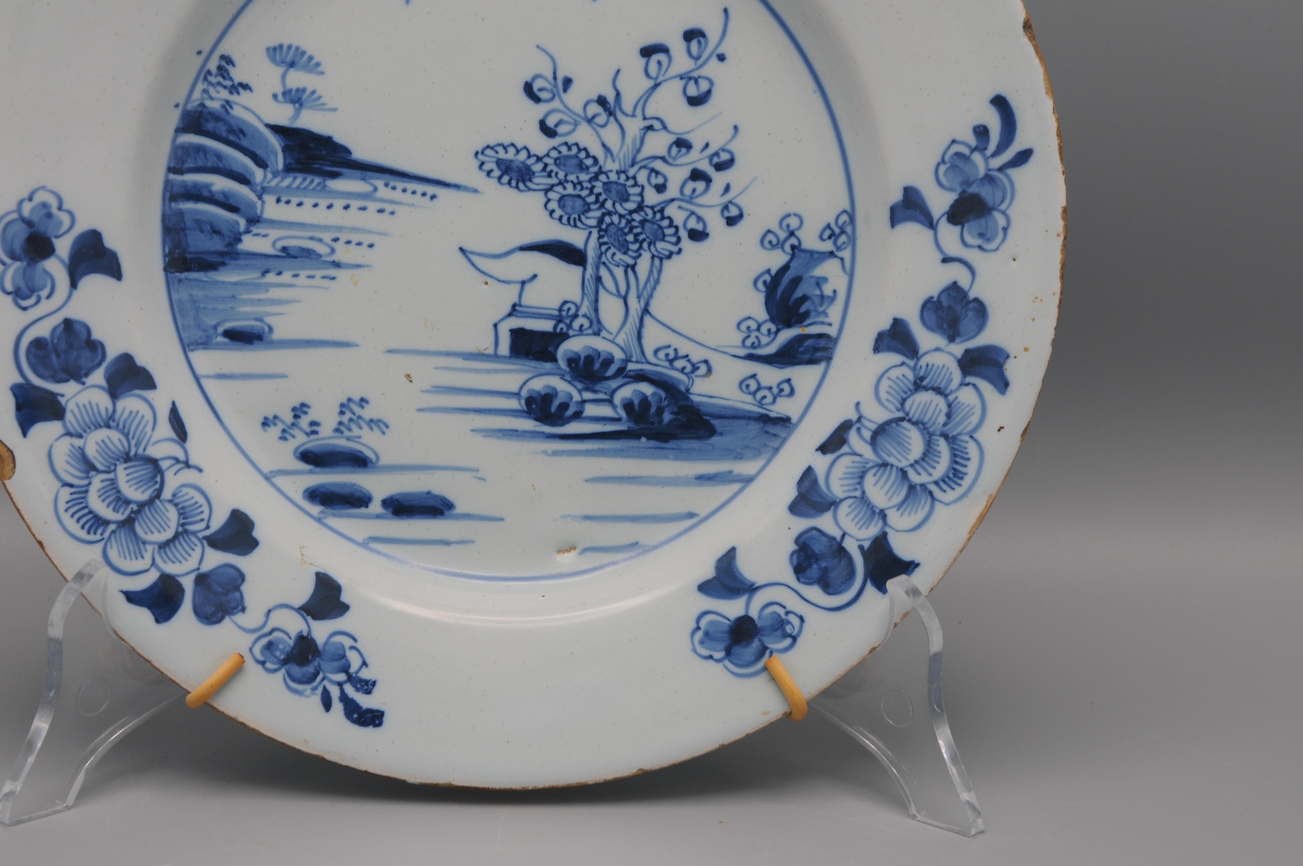 XVIIIe siècle Assiette anglaise de Delft bleu et blanc - 18ème siècle en vente