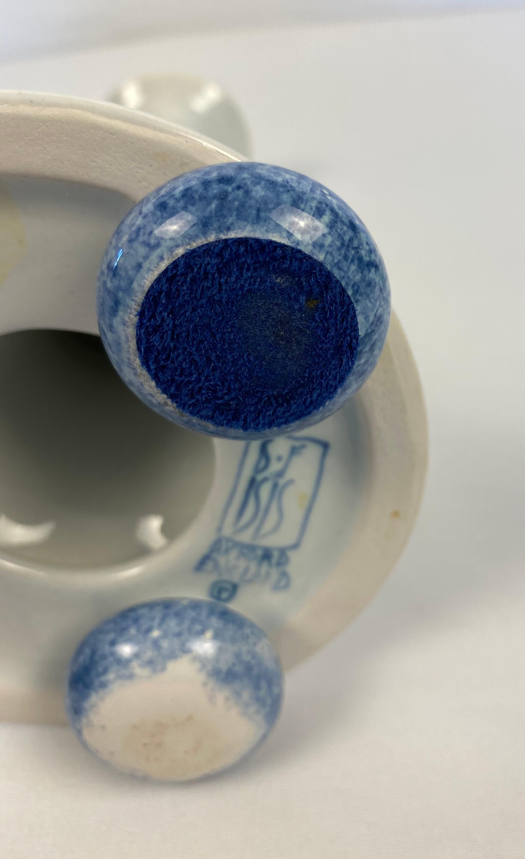 Englische Delft-Kerzenständer (Porzellan) im Angebot