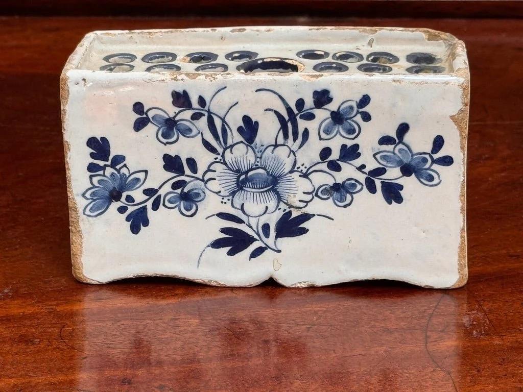 Englischer Delfter Blumenziegel, um 1760, Blumendekoration im Zustand „Gut“ im Angebot in Charlottesville, VA