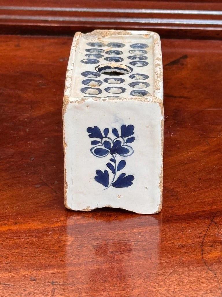 Englischer Delfter Blumenziegel, um 1760, Blumendekoration (18. Jahrhundert) im Angebot