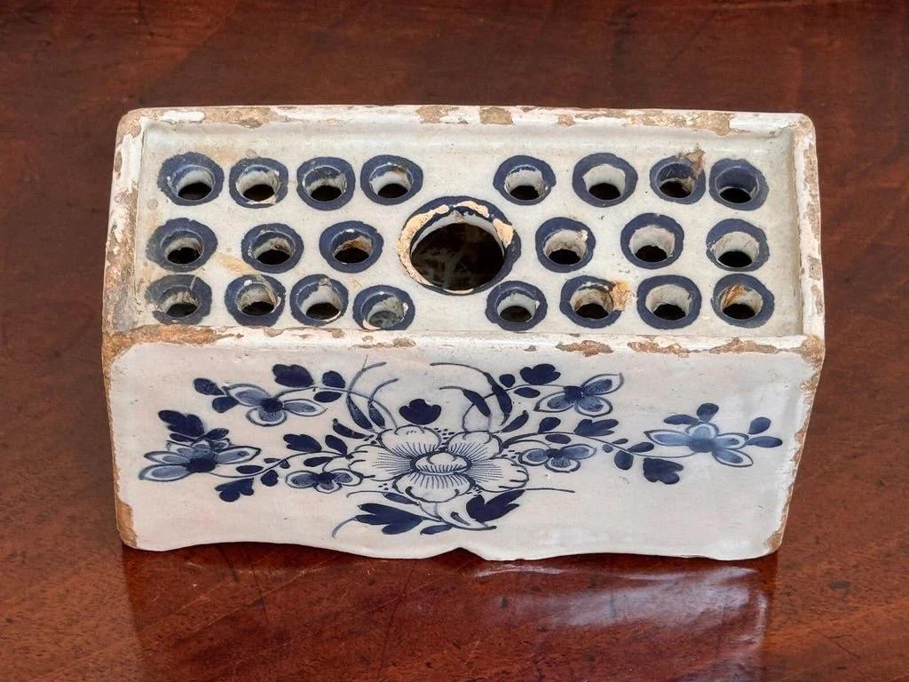 Englischer Delfter Blumenziegel, um 1760, Blumendekoration (Delfter Blau) im Angebot