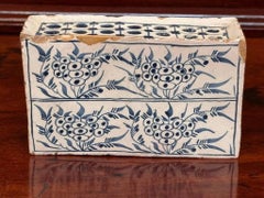 Englischer Delfter Blumenziegel, "Erdbeermuster", um 1760