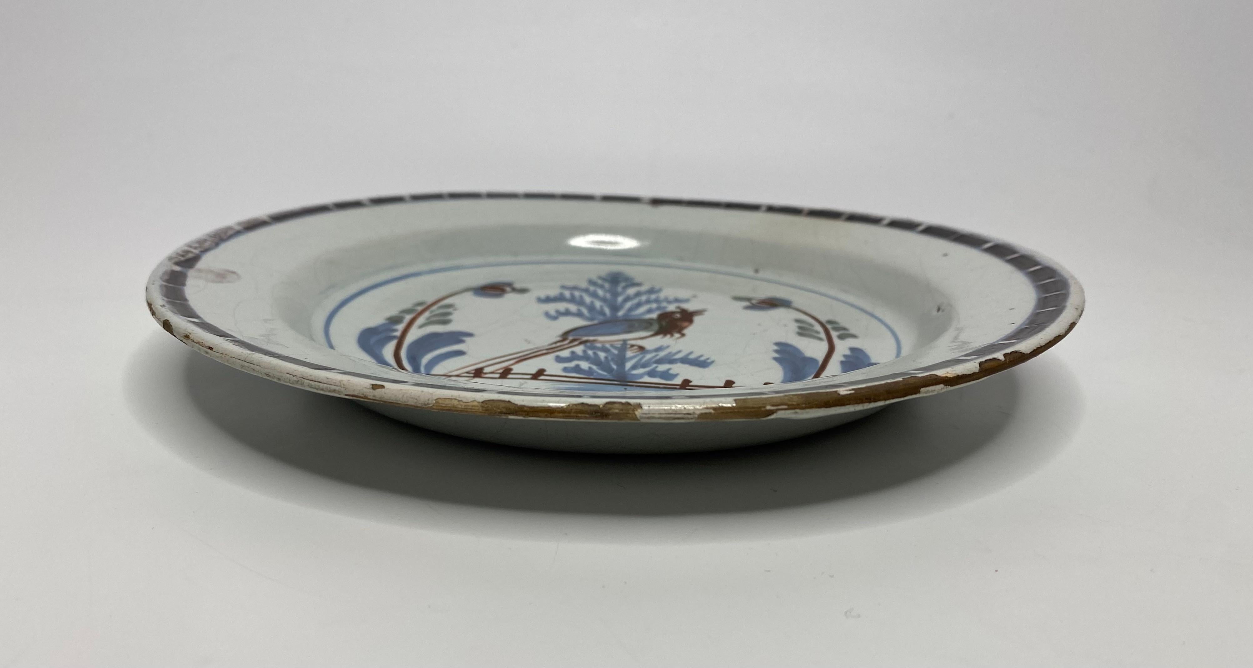 English Delft pancake plate, Long tailed bird, London, c. 1750. In Good Condition For Sale In Gargrave, North Yorkshire