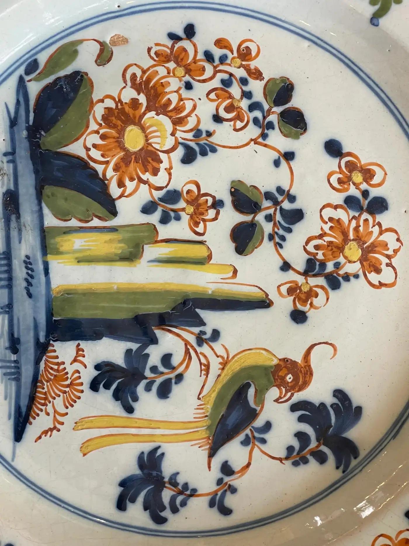 English Delft Polychrome Delft Charger In Good Condition For Sale In Charlottesville, VA