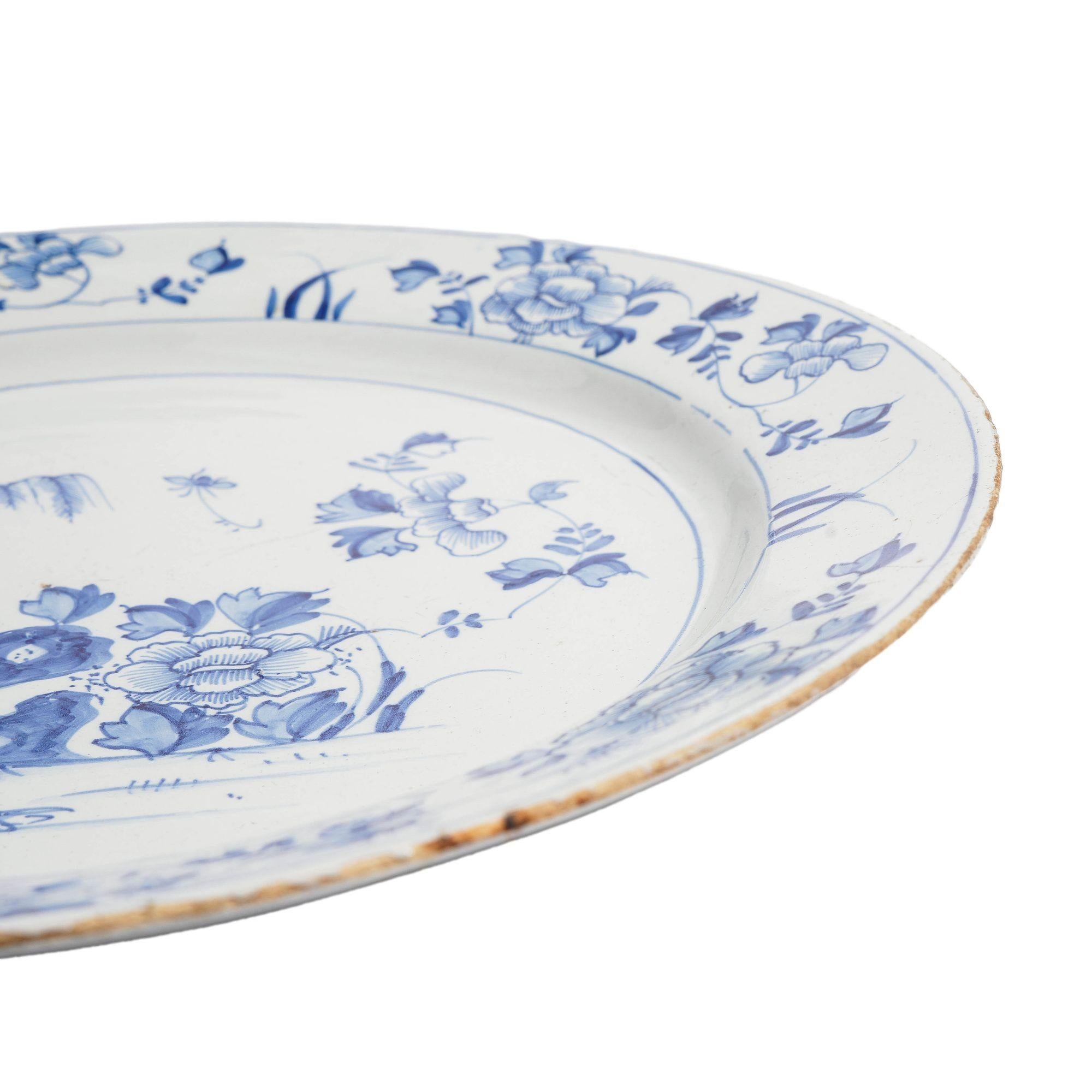 Fuente inglesa esmaltada en estaño de Delft, c. 1750 en Bueno estado para la venta en Kenilworth, IL