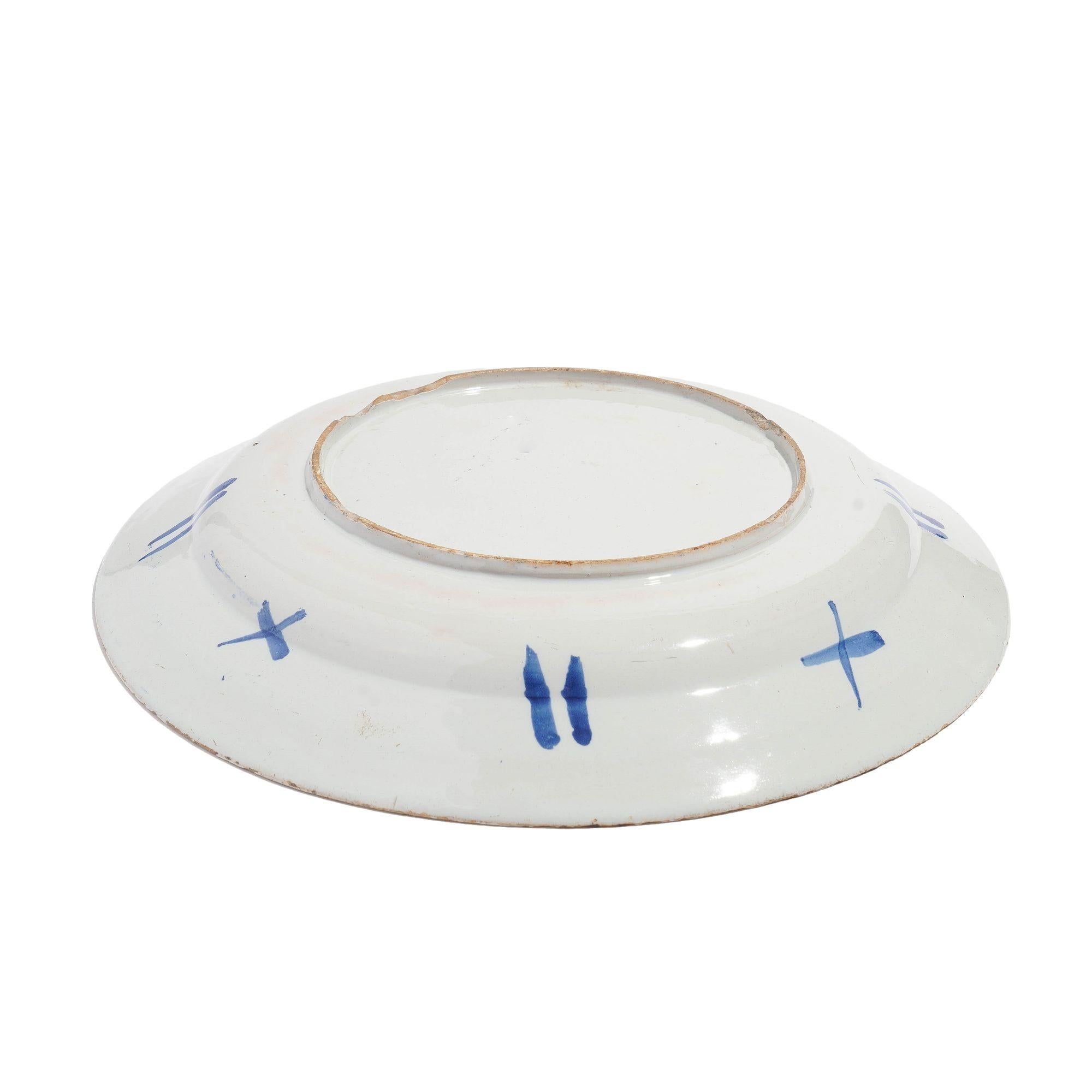 Fuente inglesa esmaltada en estaño de Delft, c. 1750 siglo XVIII en venta