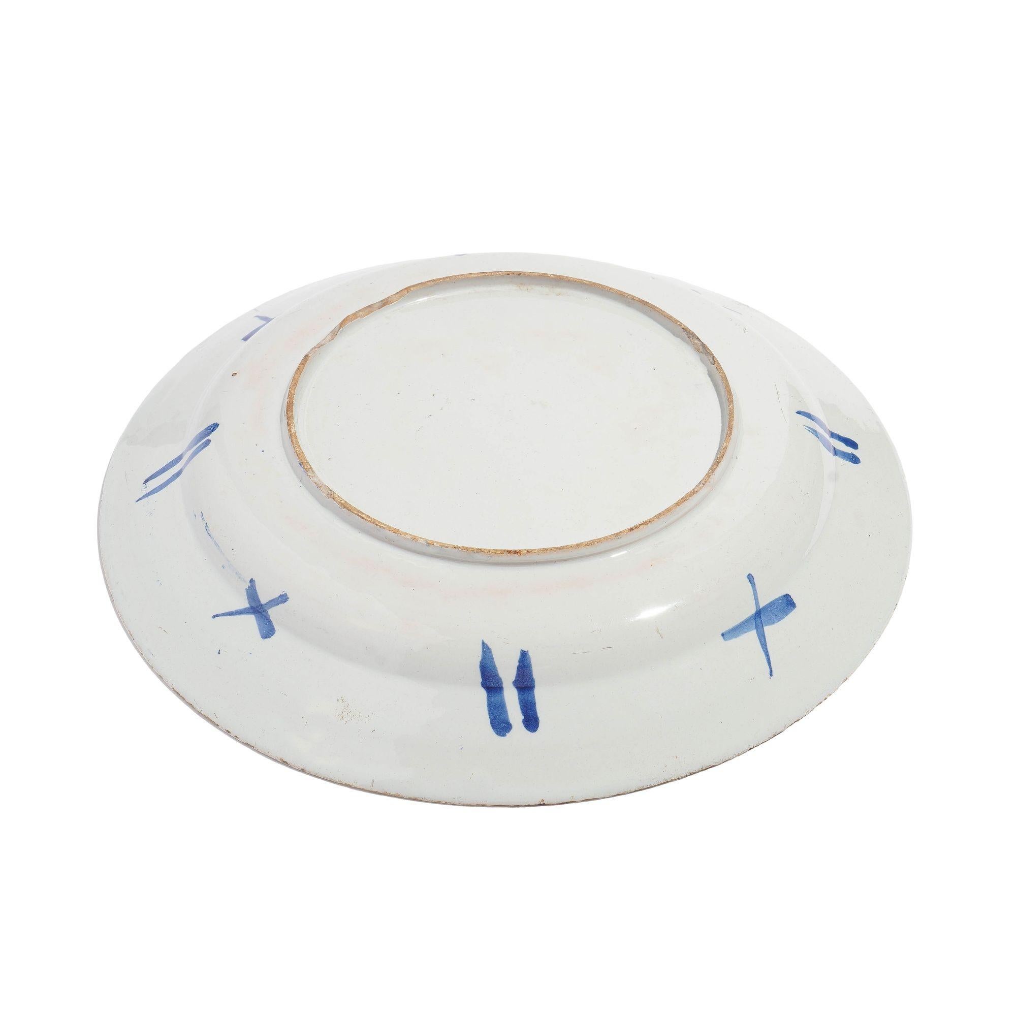 Fuente inglesa esmaltada en estaño de Delft, c. 1750 Porcelana en venta