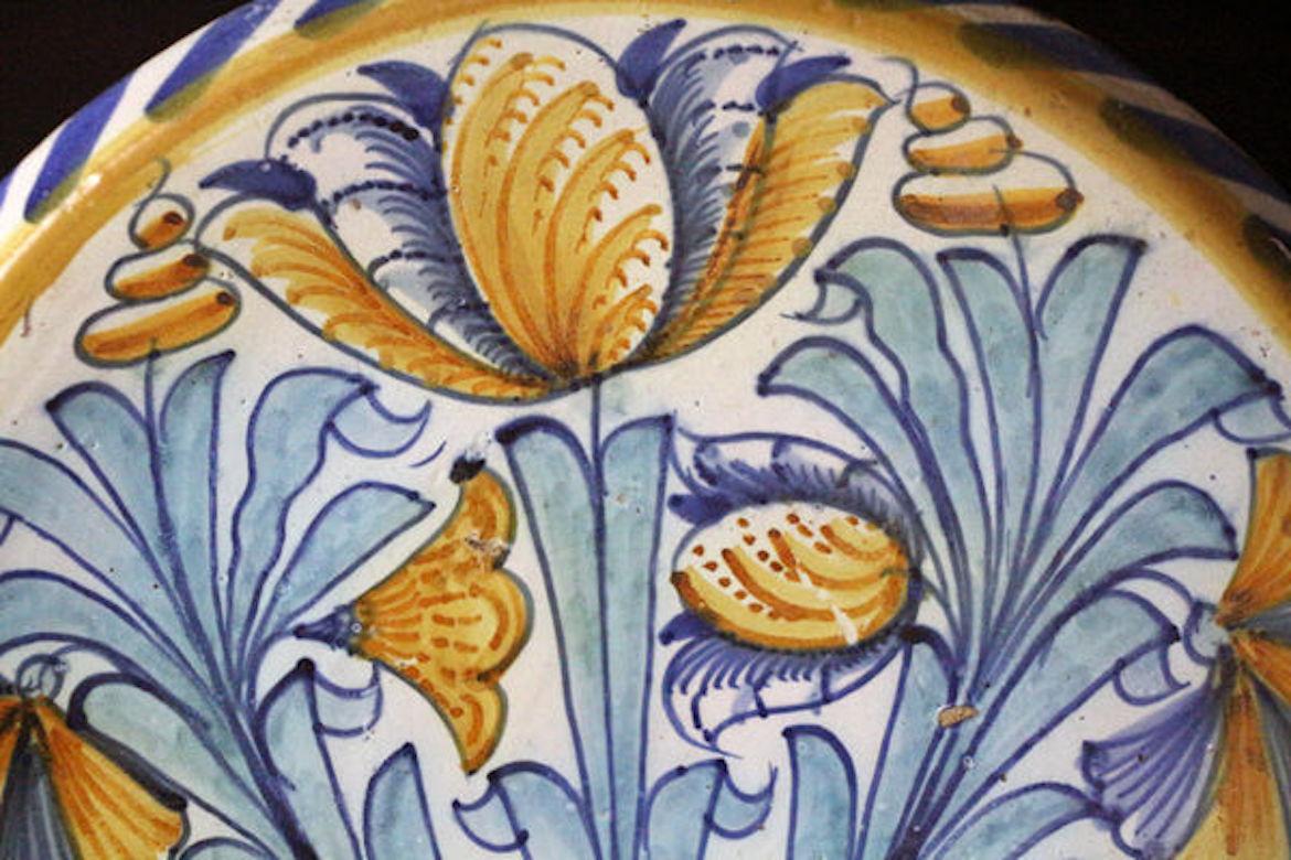 English Delftware Blue Dash Charger with Tulips & Carnations London 17th Century In Good Condition For Sale In Woodstock, OXFORDSHIRE