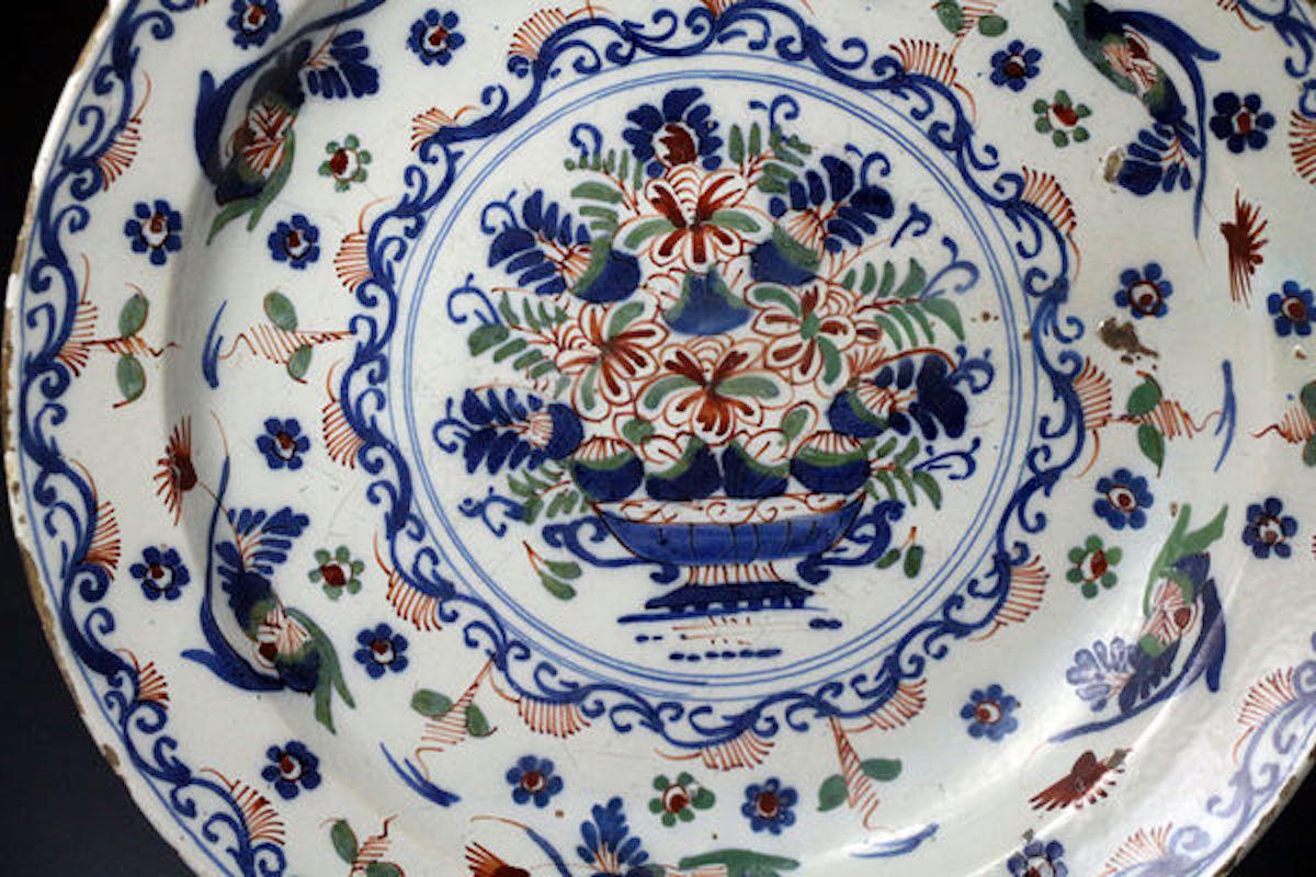 English Delftware Charger Polychrome Colors Bristol Works, 18th Century In Good Condition For Sale In Woodstock, OXFORDSHIRE