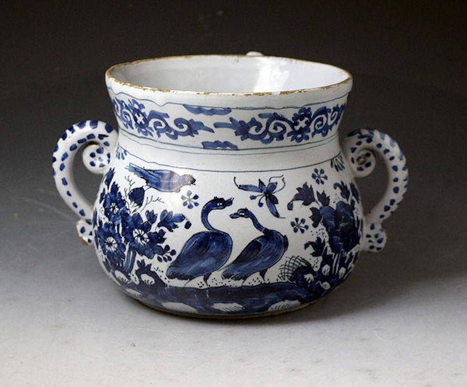 English Delftware Pottery Blue and White Chinoiserie Decorated Posset Pot In Good Condition In Woodstock, OXFORDSHIRE