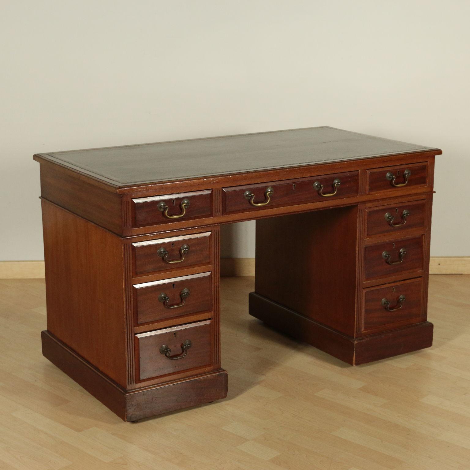 English open desk in mahogany; the uprights present a row of drawers on the front, with one in the middle in the under-the-top band.