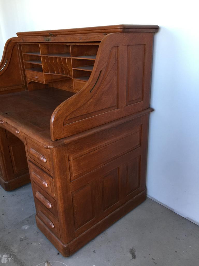 English desk oak wood 
Fully renovated in perfect conditions
renovated even on the back side.

 