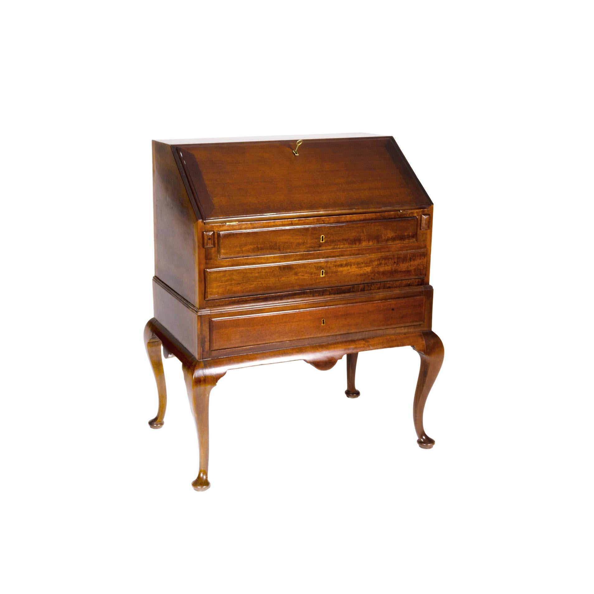  English Desk Queen Anne Style, 20th Century For Sale 2