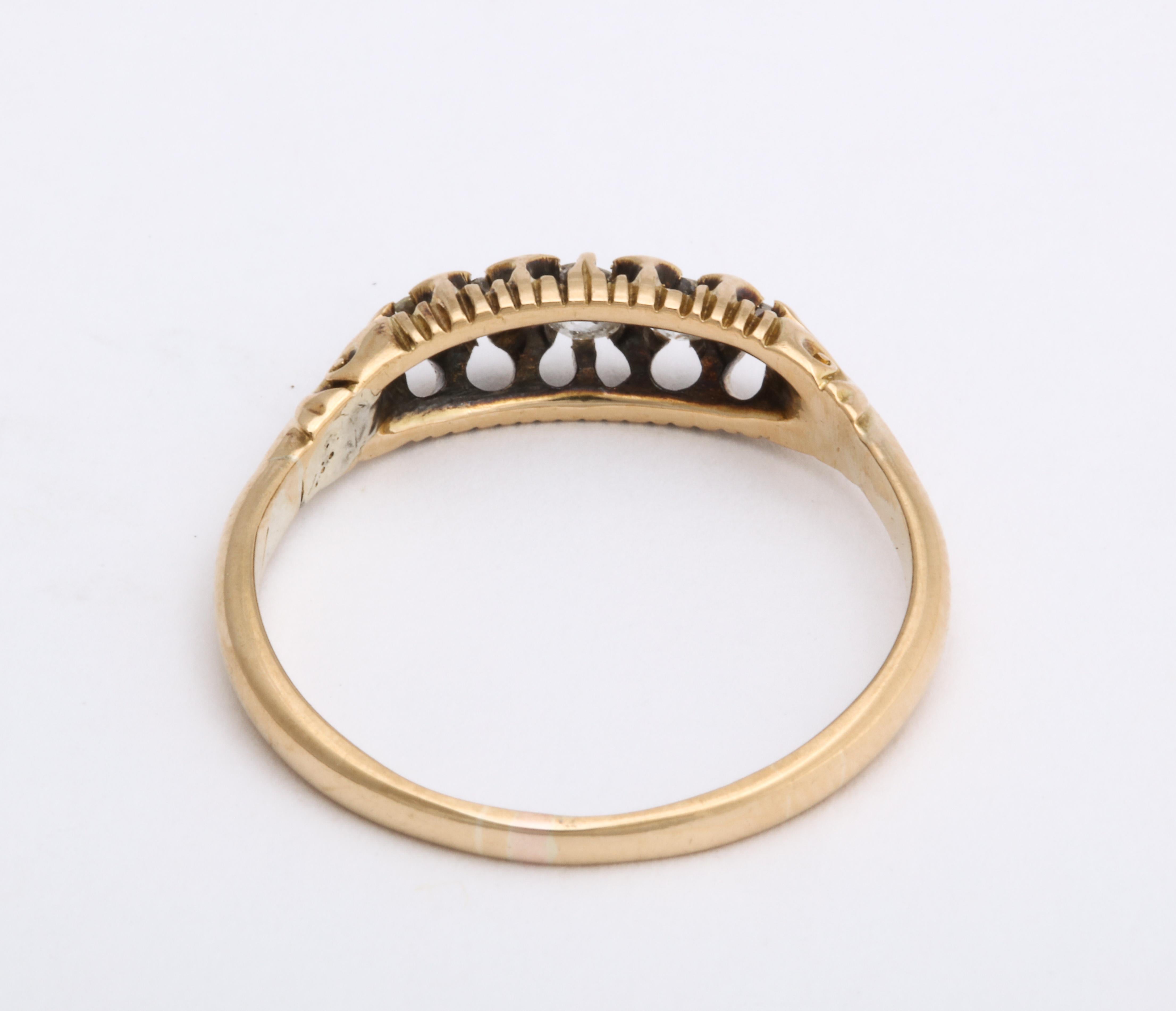 Englischer 18k Gold Diamant Fünf-Stein-Ring, Mitte 20. Jahrhundert im Angebot 4
