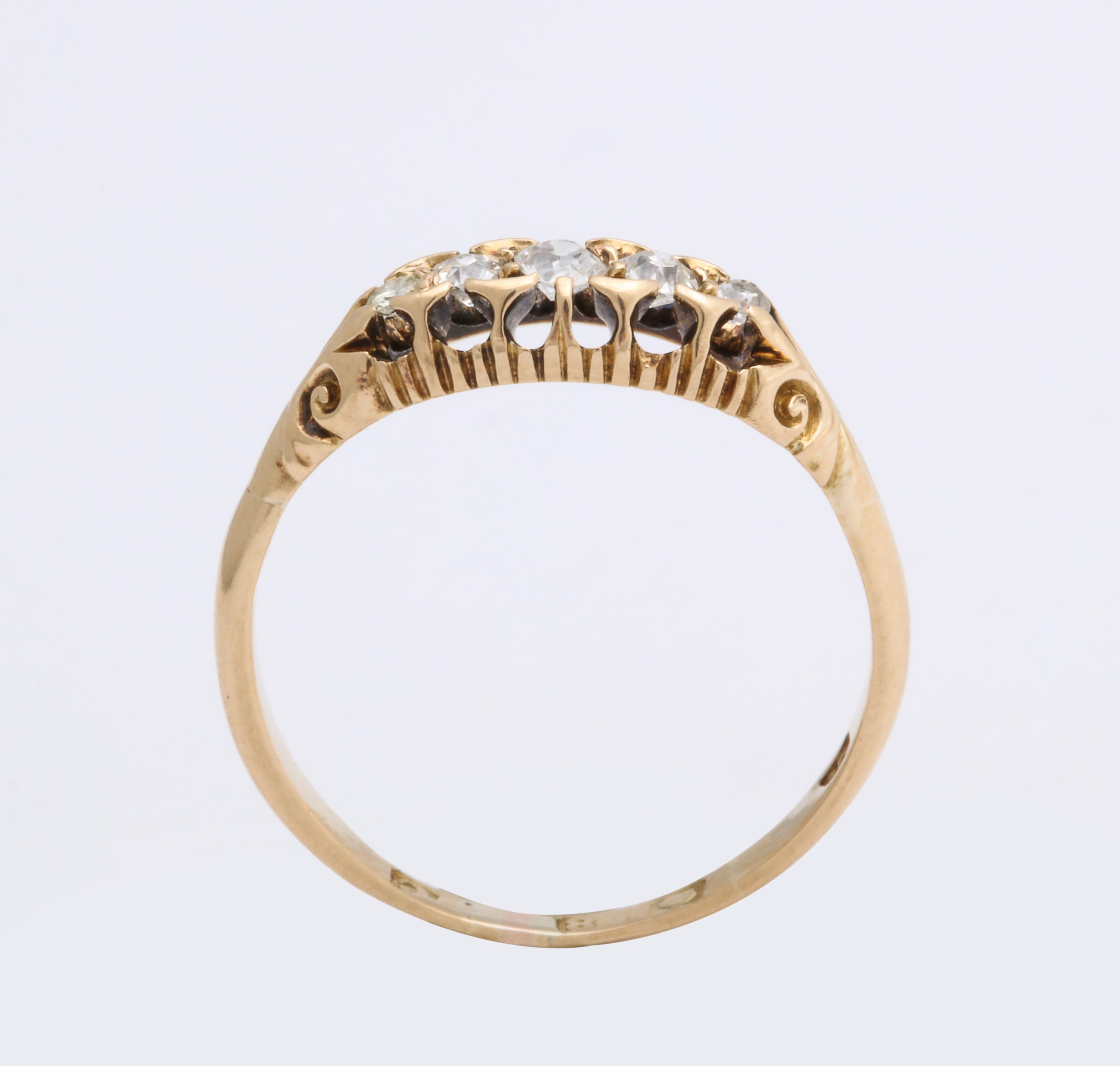 Englischer 18k Gold Diamant Fünf-Stein-Ring, Mitte 20. Jahrhundert (Viktorianisch) im Angebot