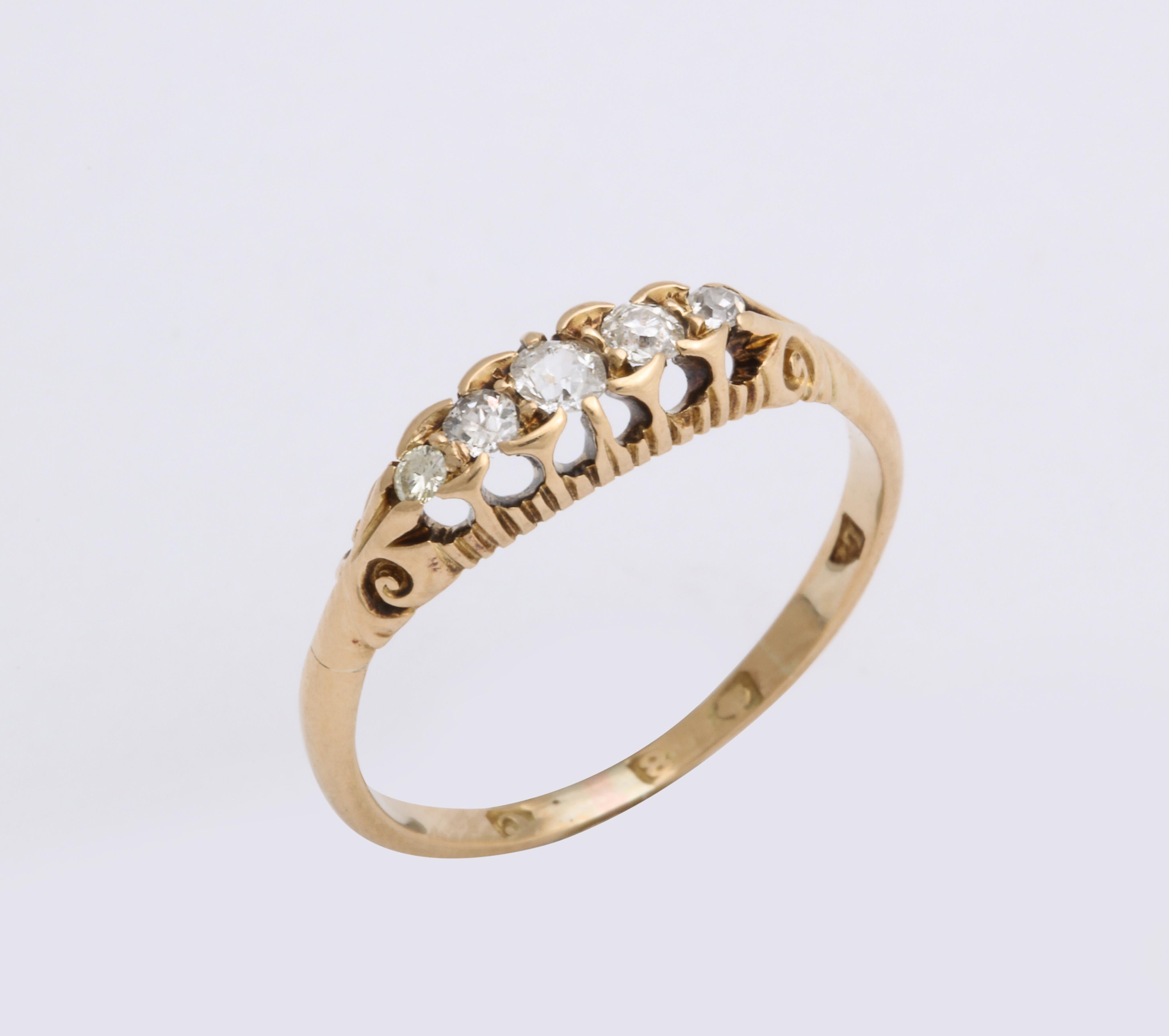 Englischer 18k Gold Diamant Fünf-Stein-Ring, Mitte 20. Jahrhundert (Antiker Kissenschliff) im Angebot