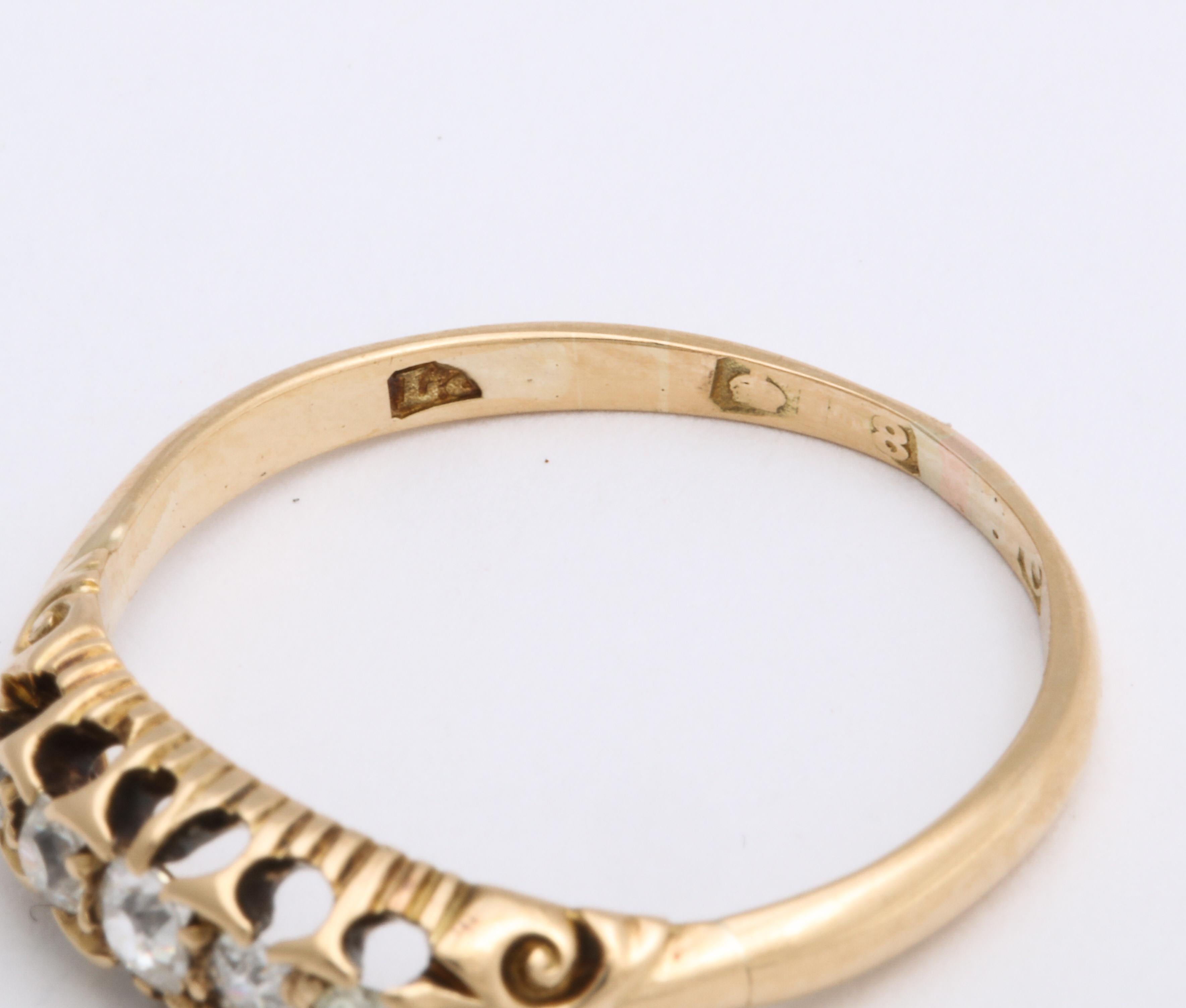 Englischer 18k Gold Diamant Fünf-Stein-Ring, Mitte 20. Jahrhundert im Zustand „Gut“ im Angebot in St. Catharines, ON