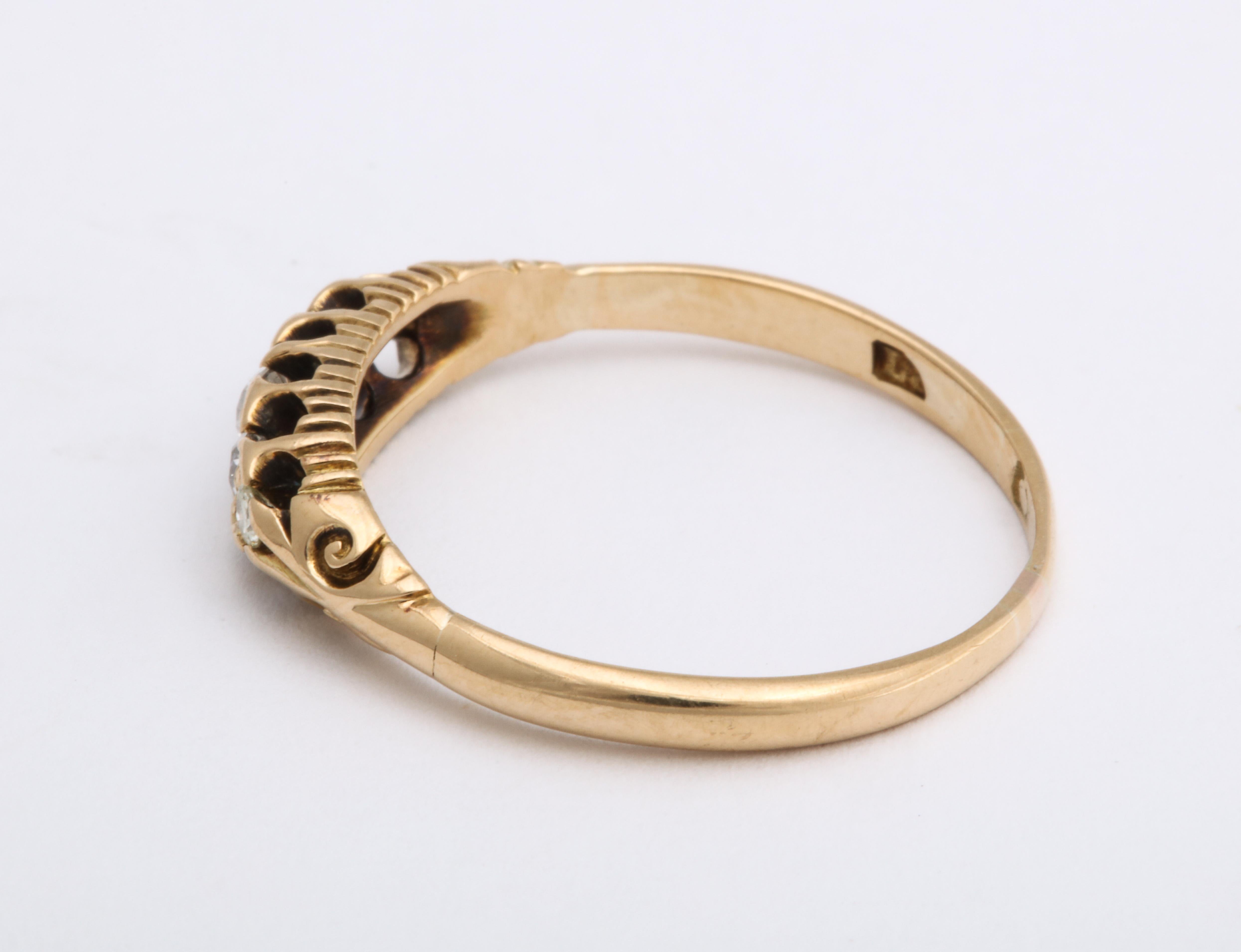 Englischer 18k Gold Diamant Fünf-Stein-Ring, Mitte 20. Jahrhundert im Angebot 3