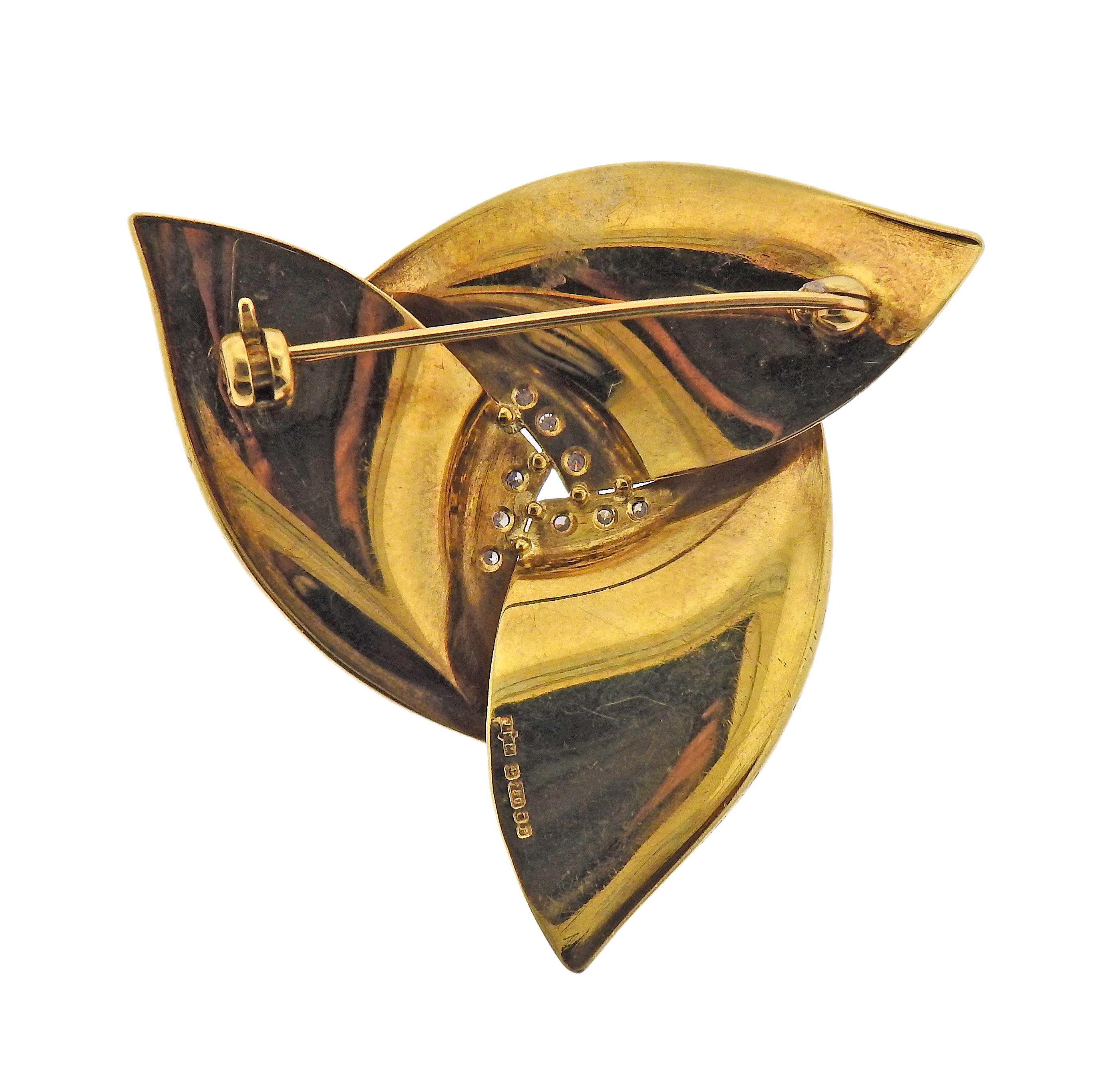 English made, 18k gold brooch, with approx. 0.15ctw in diamonds. Brooch measures 1.5