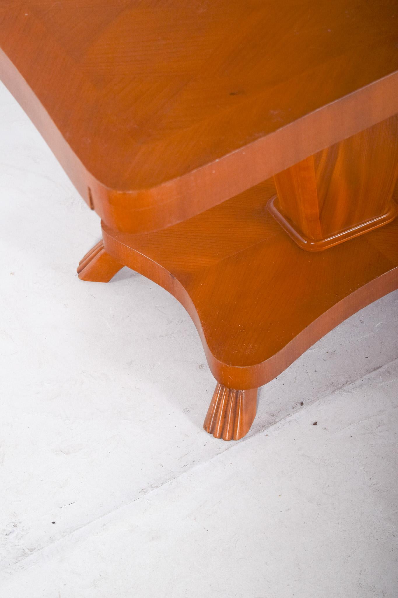 Victorian English Dining Table with Central Pedestal For Sale