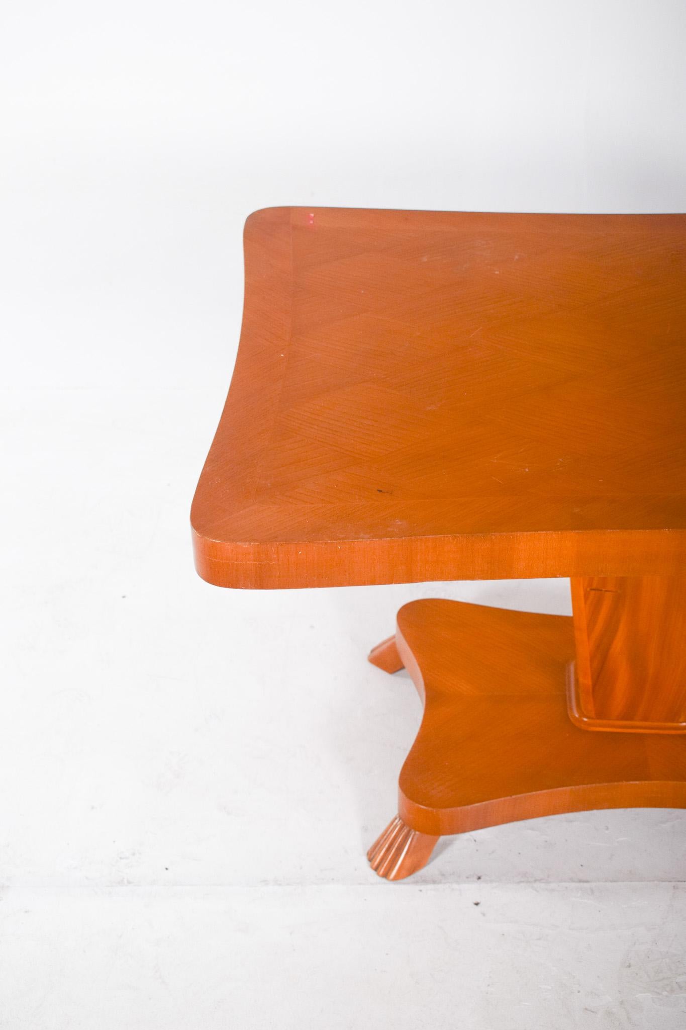 English Dining Table with Central Pedestal In Good Condition For Sale In Lisboa, Lisboa