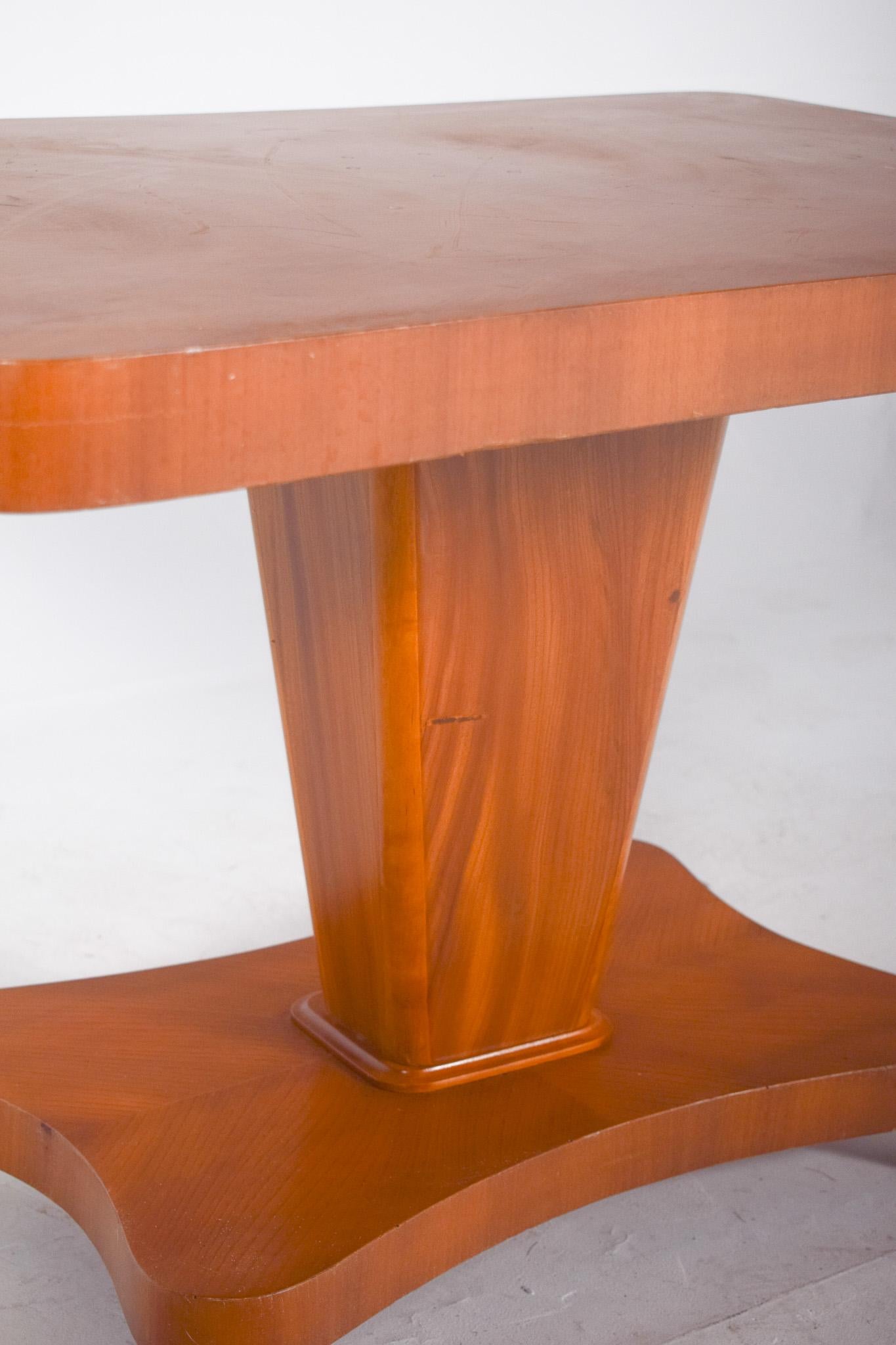 English Dining Table with Central Pedestal For Sale 1