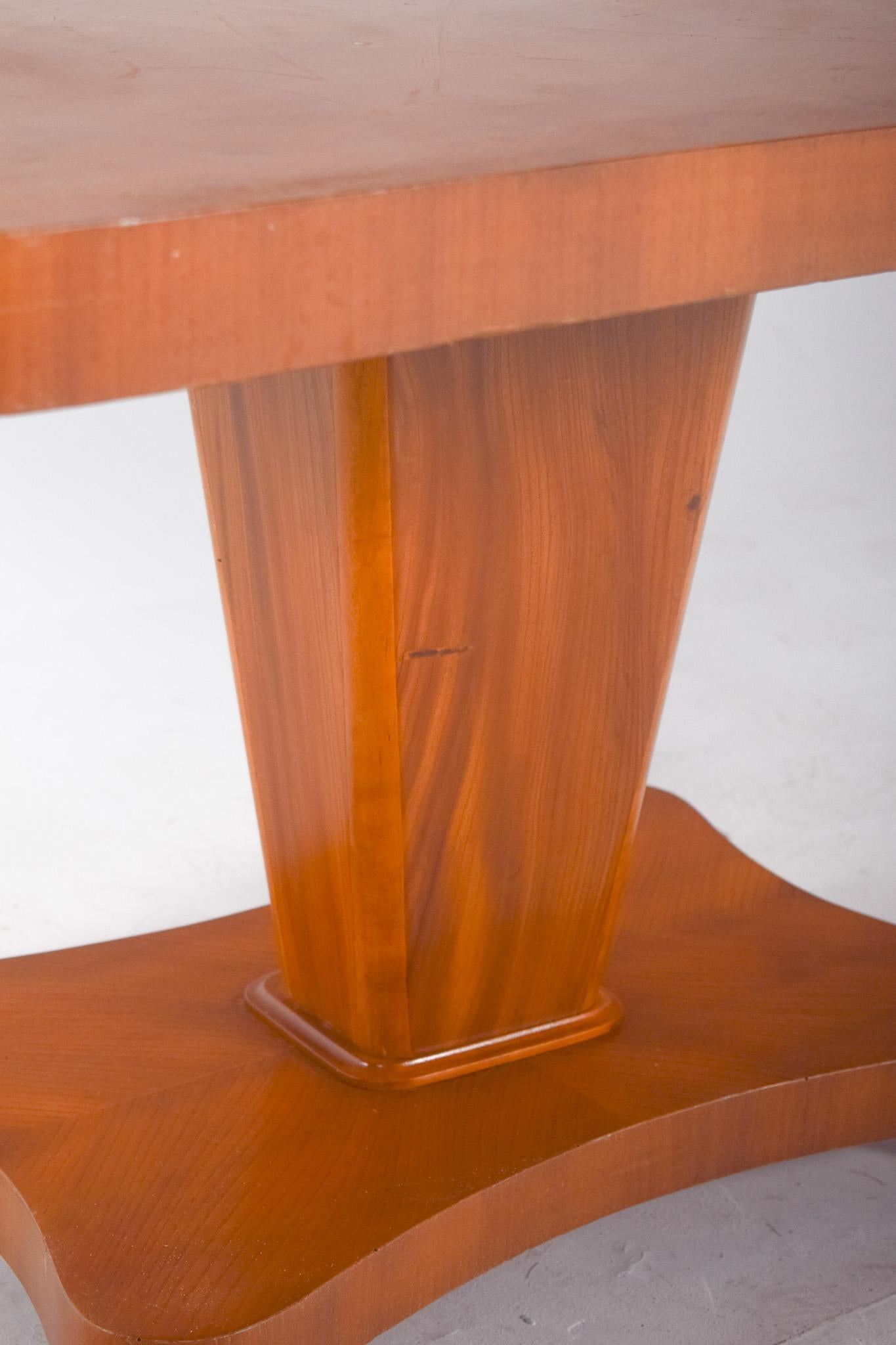 English Dining Table with Central Pedestal For Sale 2