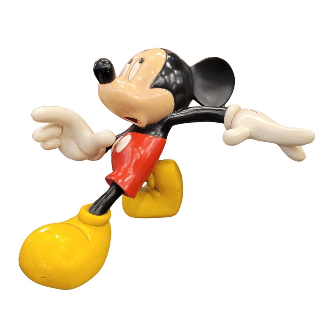 This charming , beautiful , timeless  and unique Mickey Mouse figure is a must-have for collectors and nostalgia lovers. Made in the 1980s, this polychrome resin figure with epoxy has remained in good condition over time, with only a small defect on