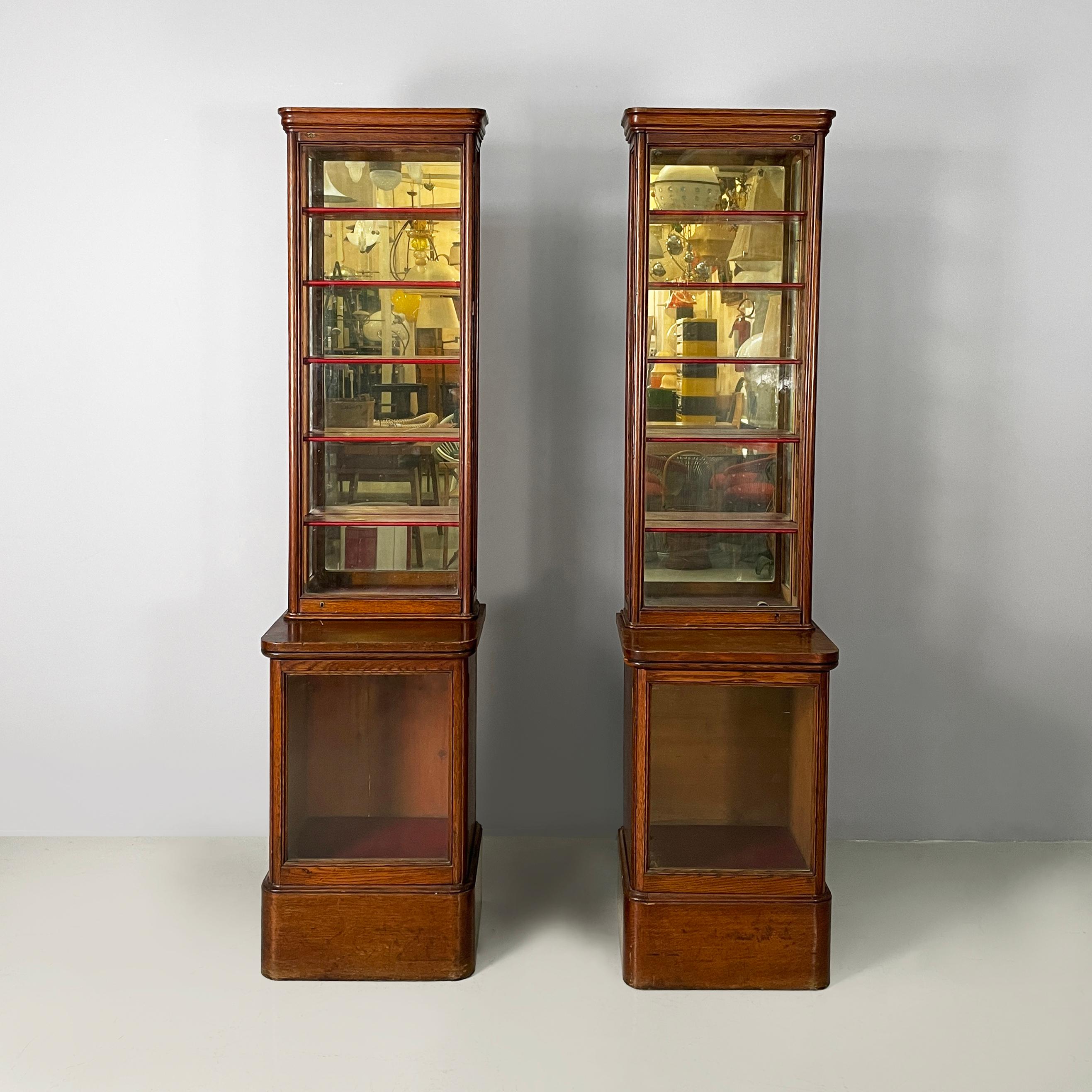 Englische Vitrinenkästen aus Holz und Glas, Mitte der 1800er Jahre
Ein Paar Vitrinen unterschiedlicher Größe mit quadratischem Sockel und abgerundeten Ecken. Jede Vitrine hat zwei Schaukästen. Im oberen Teil befindet sich die erste Vitrine mit einer