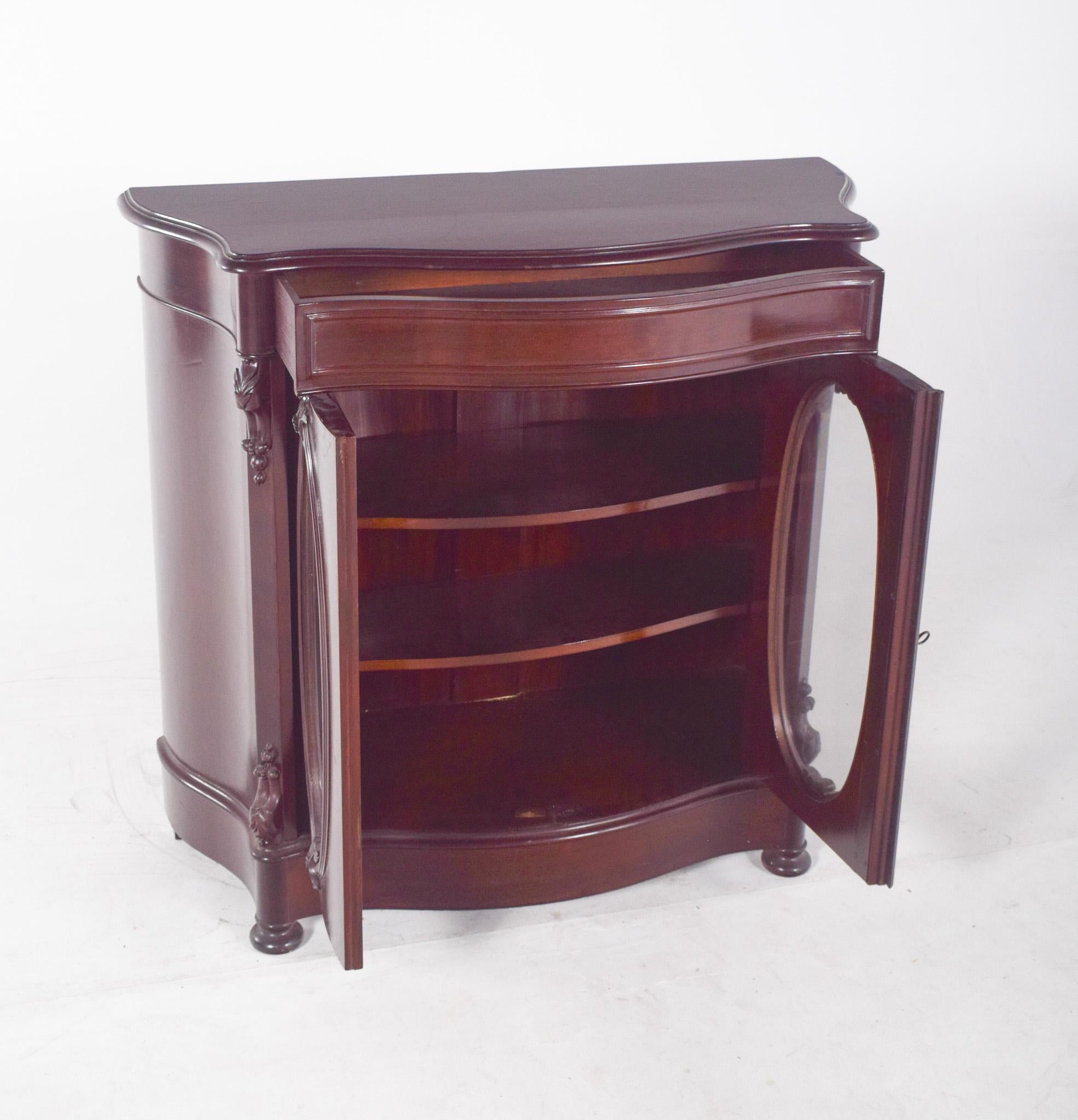 Englischer zweitüriger Vitrinenschrank im Angebot 1