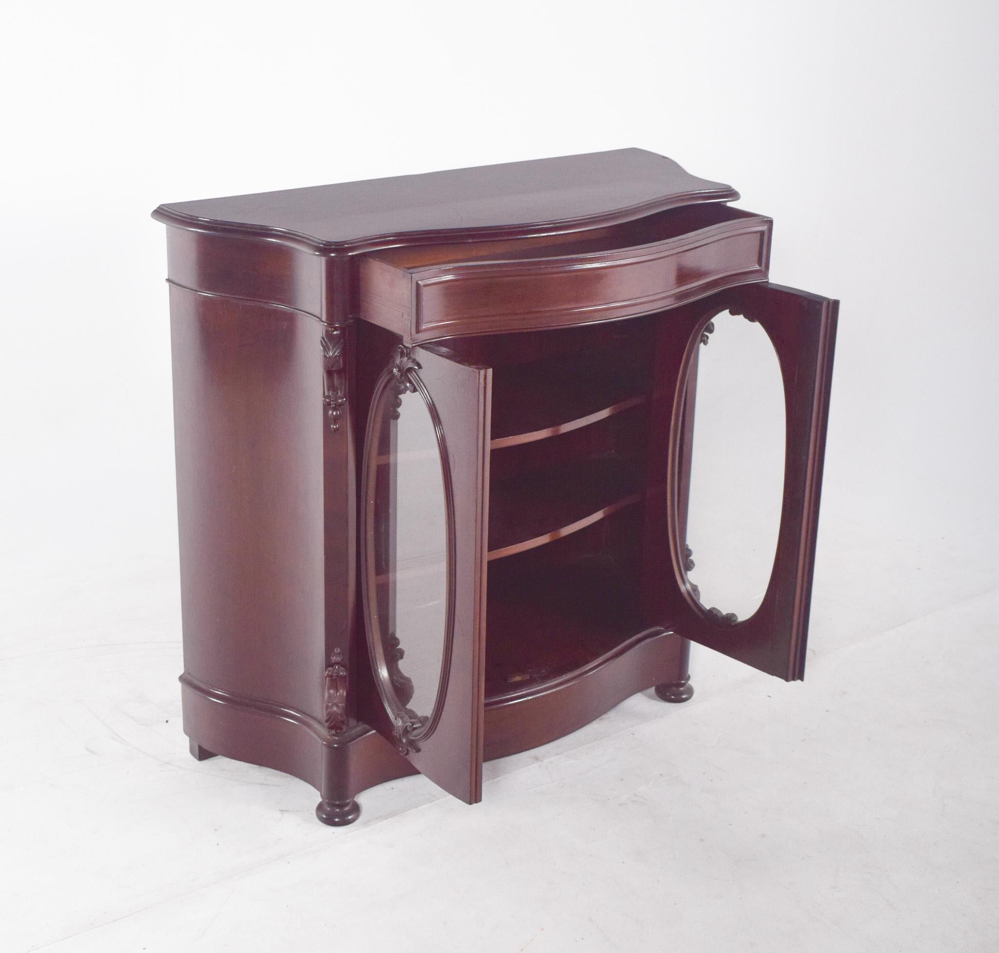 Englischer zweitüriger Vitrinenschrank im Angebot 2