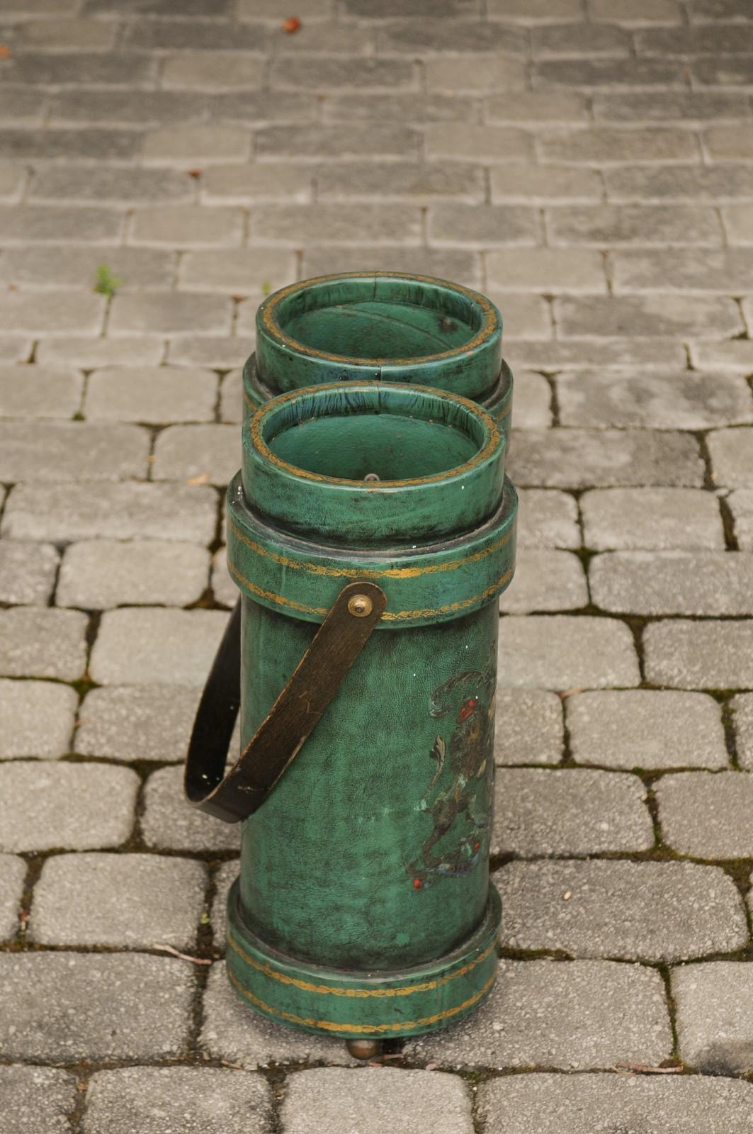 Secchio inglese doppio in pelle con manico e stemma reale, 1920 circa In condizioni buone in vendita a Atlanta, GA