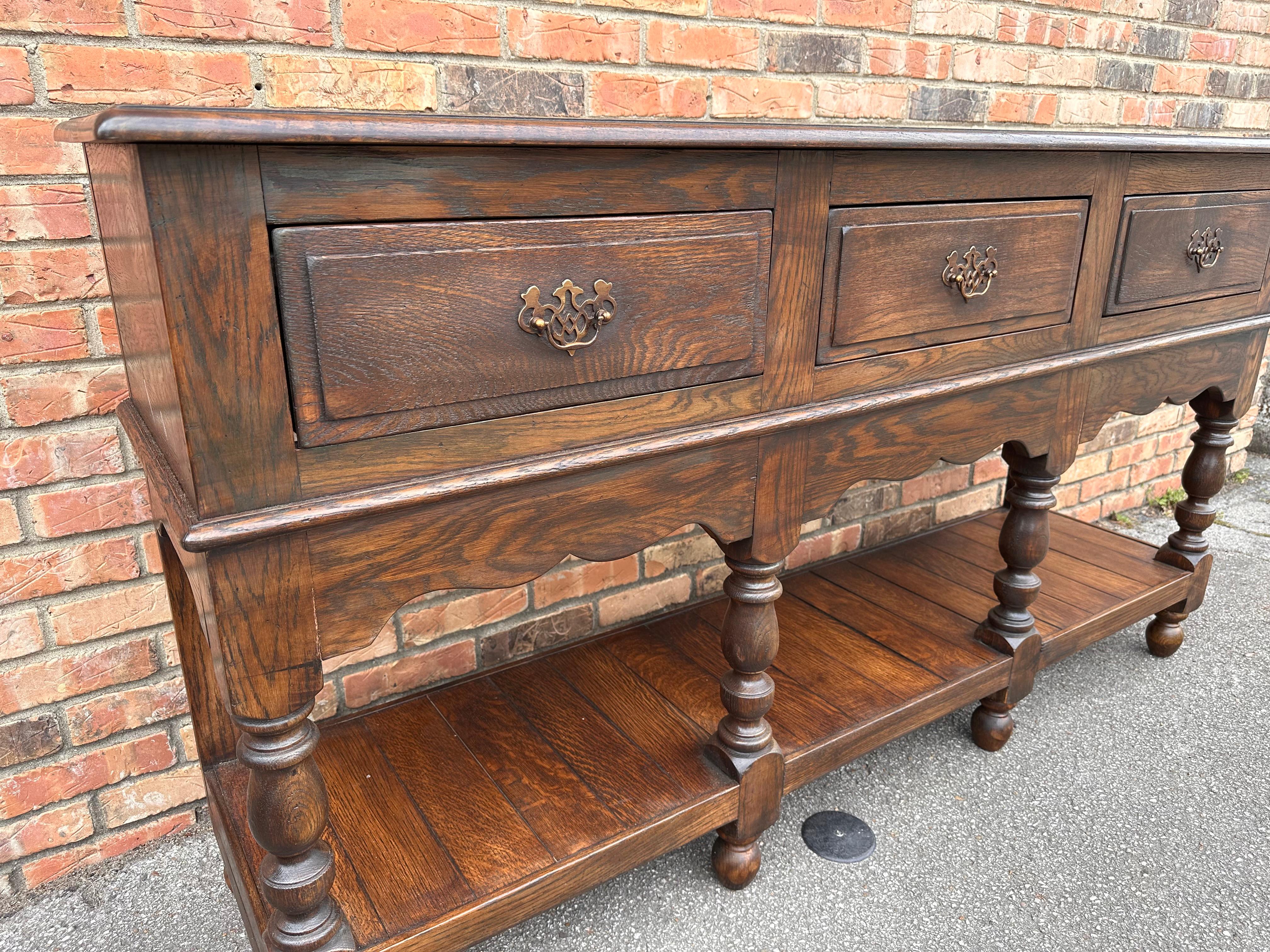 This is a beautiful vintage English piece! Stunning patina that shows up the natural detail of the wood top in a gorgeous shine. The front is simple yet so appealing with the clean lines of the drawers giving way to curved turned legs meeting the