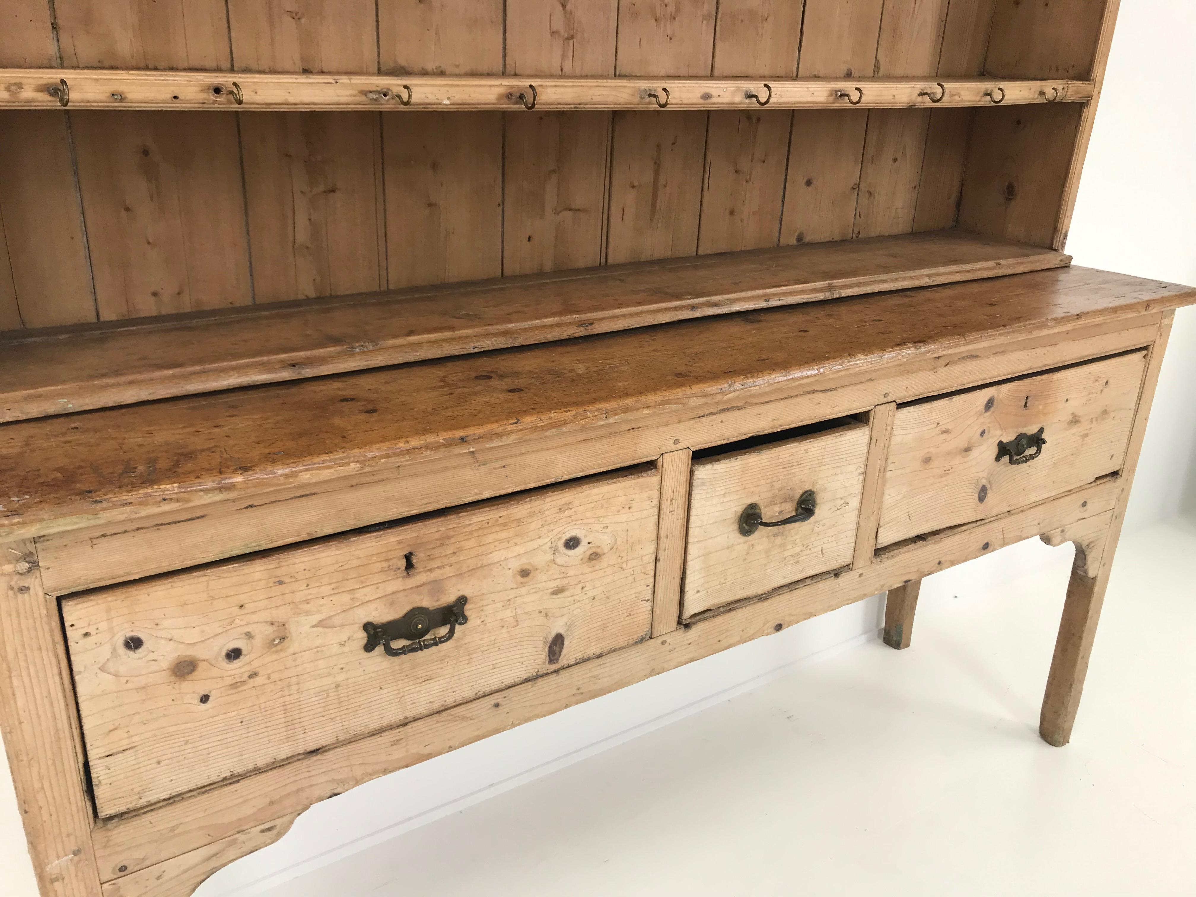 English Dresser with Top, 19th Century In Good Condition In Schellebelle, BE