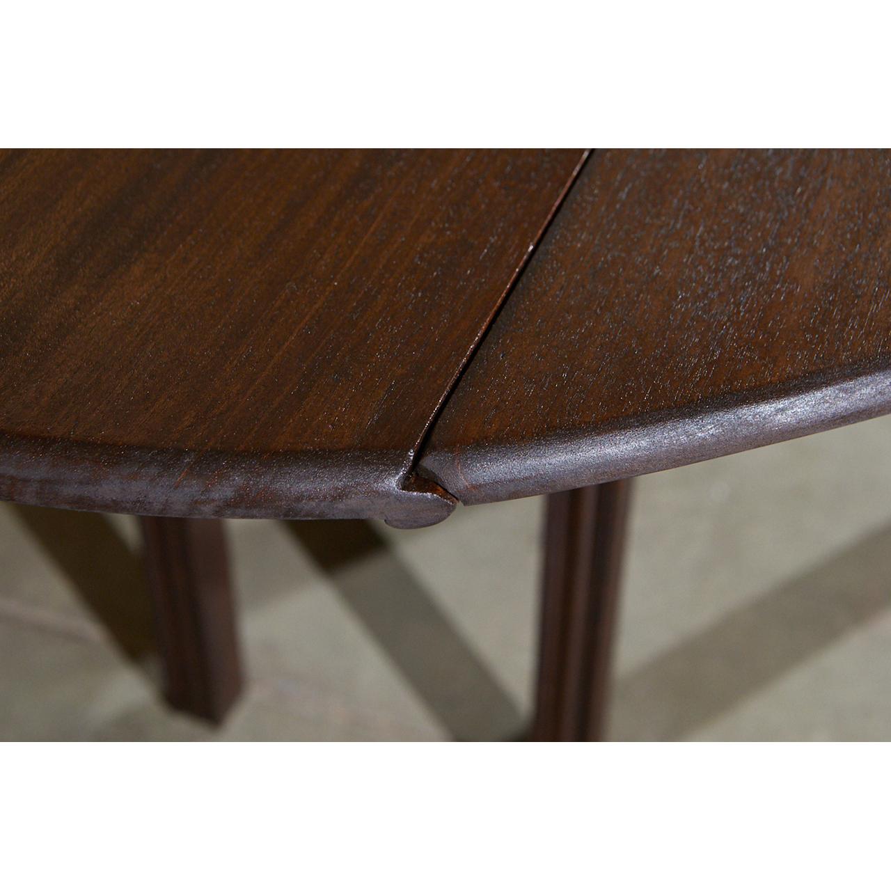 English Drop-Leaf Oval Dining Table In Good Condition In Culver City, CA