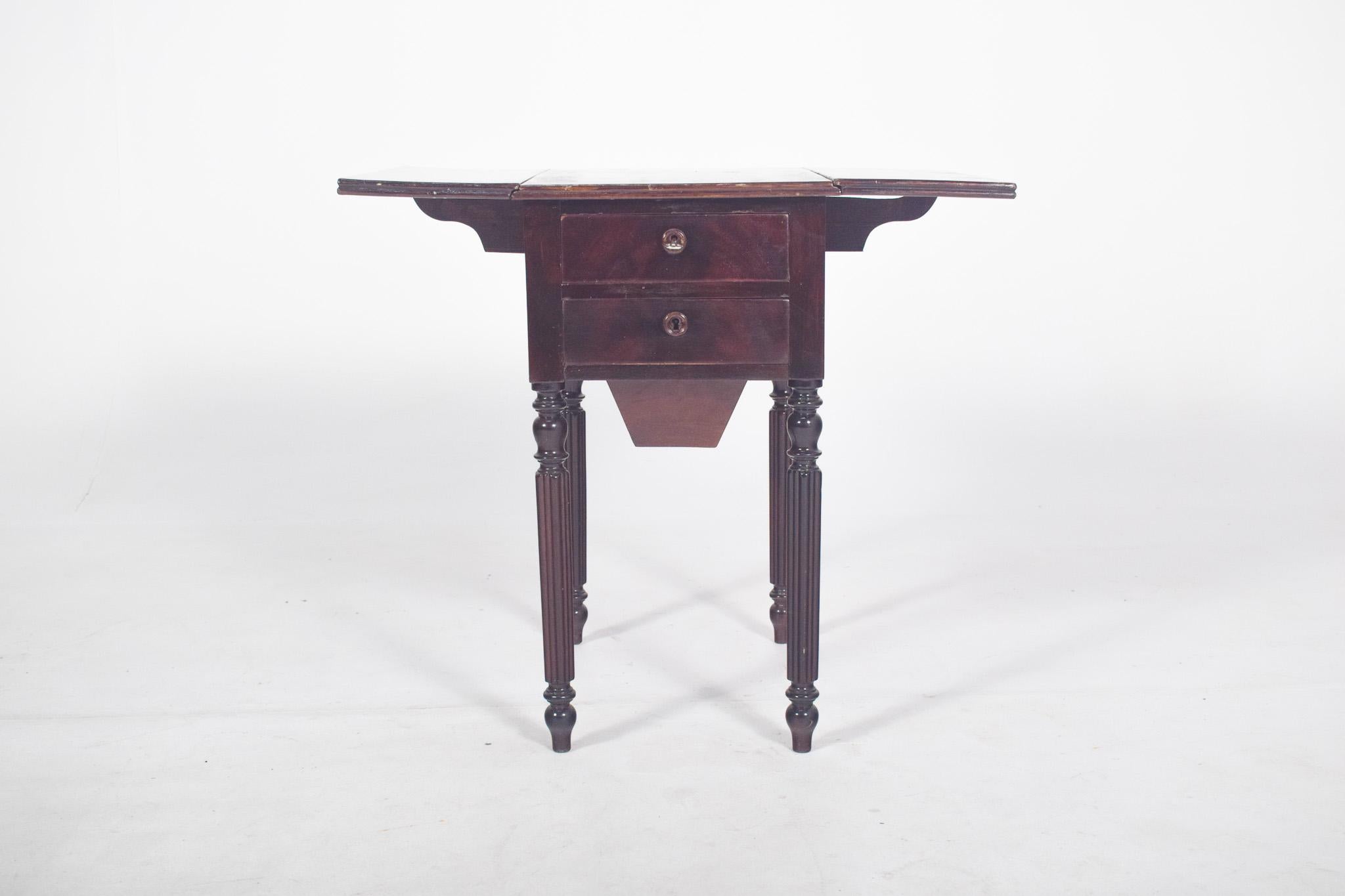 Early 20th Century English Drop Leaf Rectangular Side Table For Sale