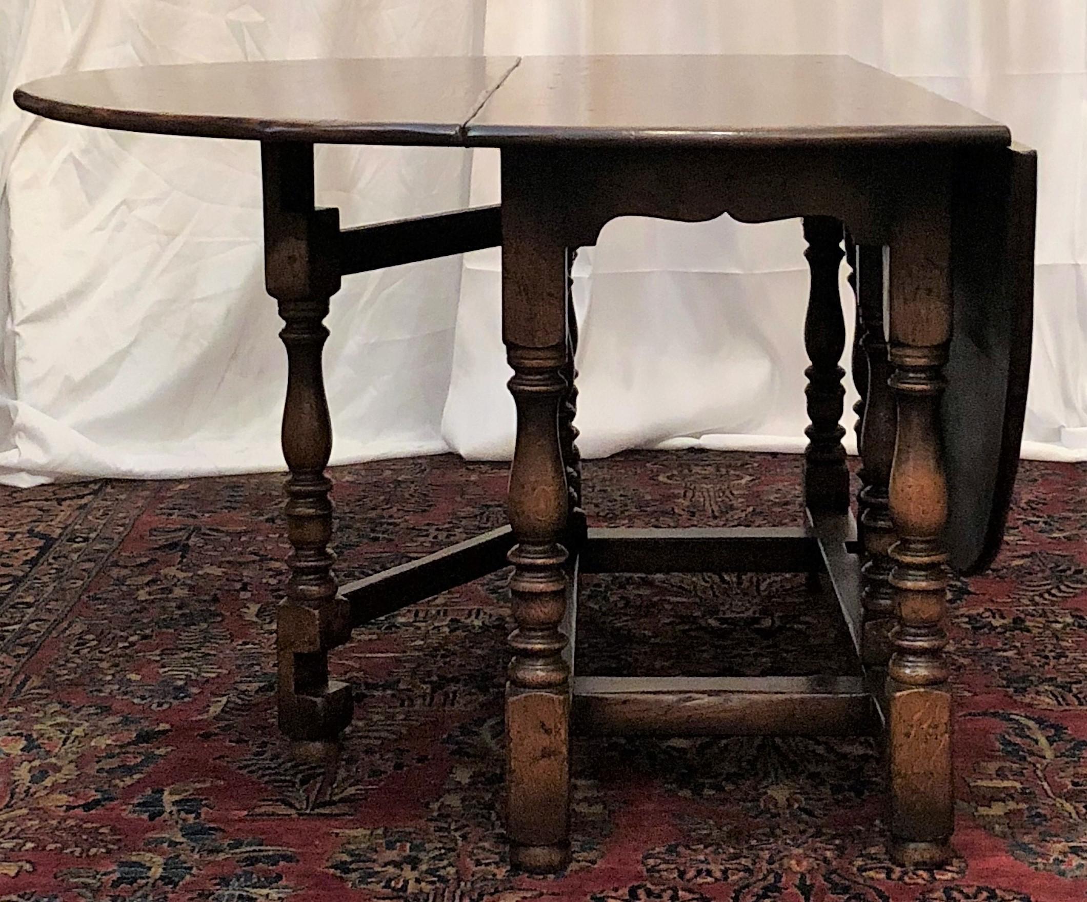 XXIe siècle et contemporain Table ronde anglaise en bois d'if à feuilles tombantes en vente