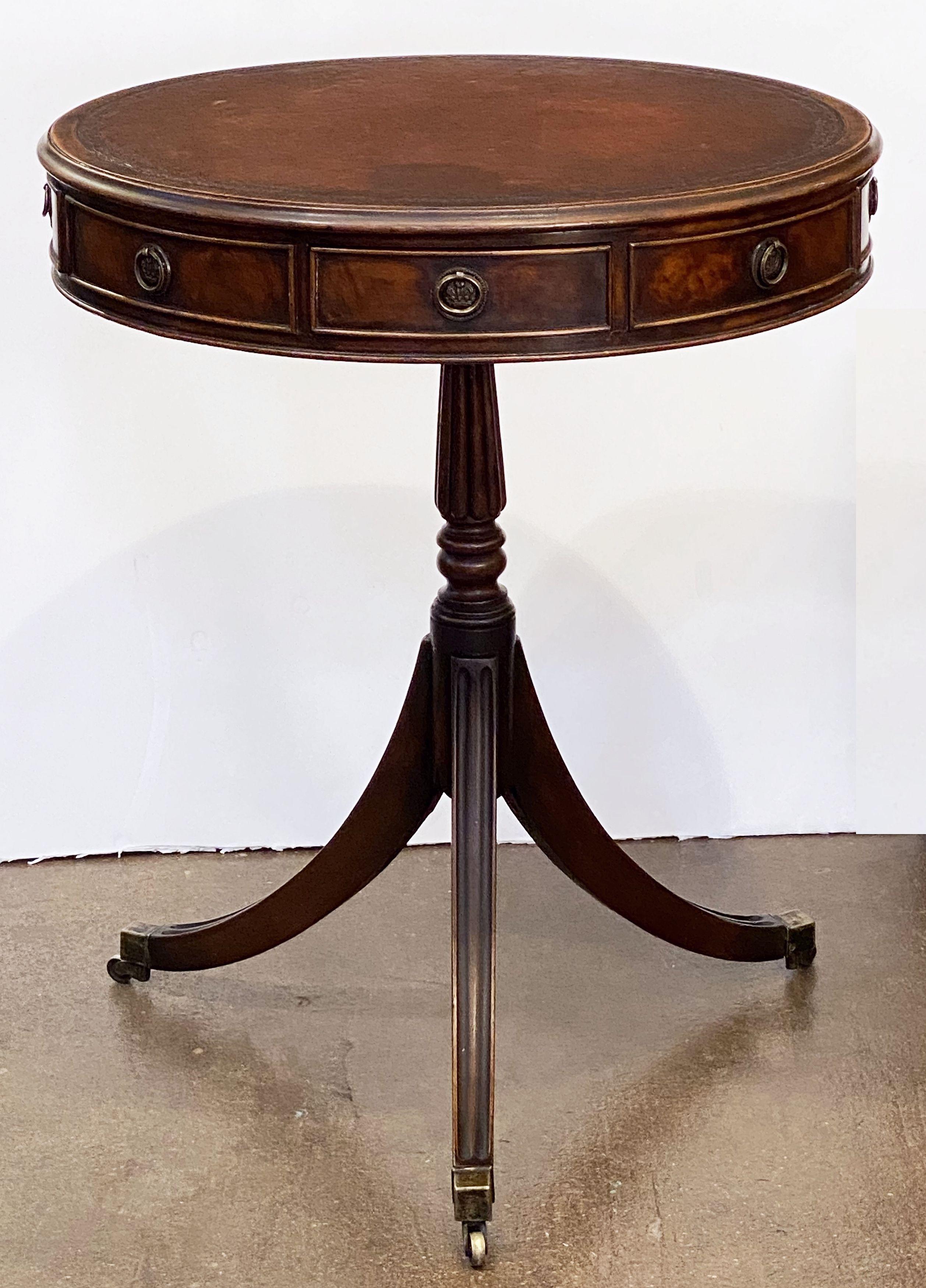 English Drum Table of Mahogany with Leather Top from the Edwardian Era For Sale 10