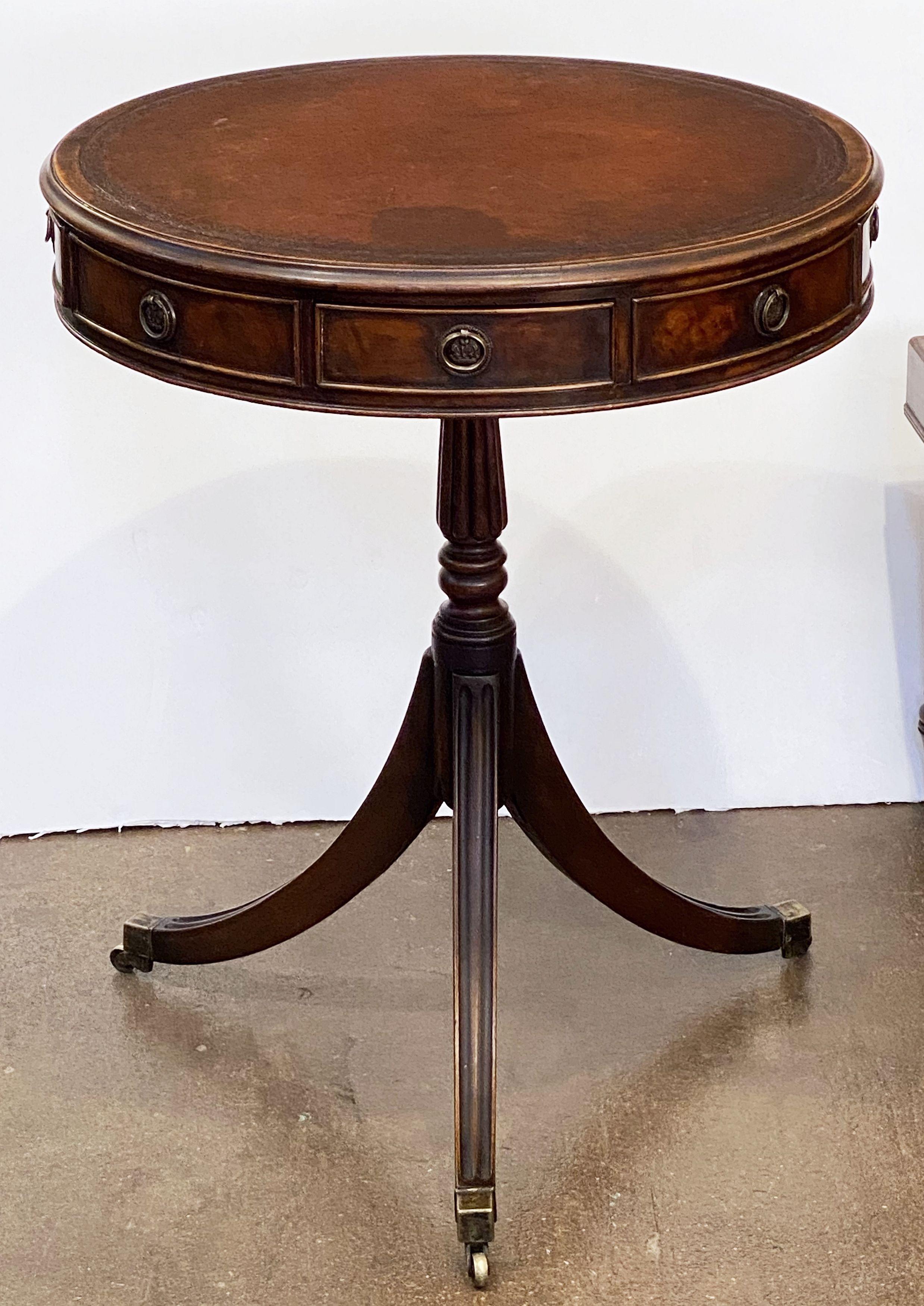 English Drum Table of Mahogany with Leather Top from the Edwardian Era For Sale 11