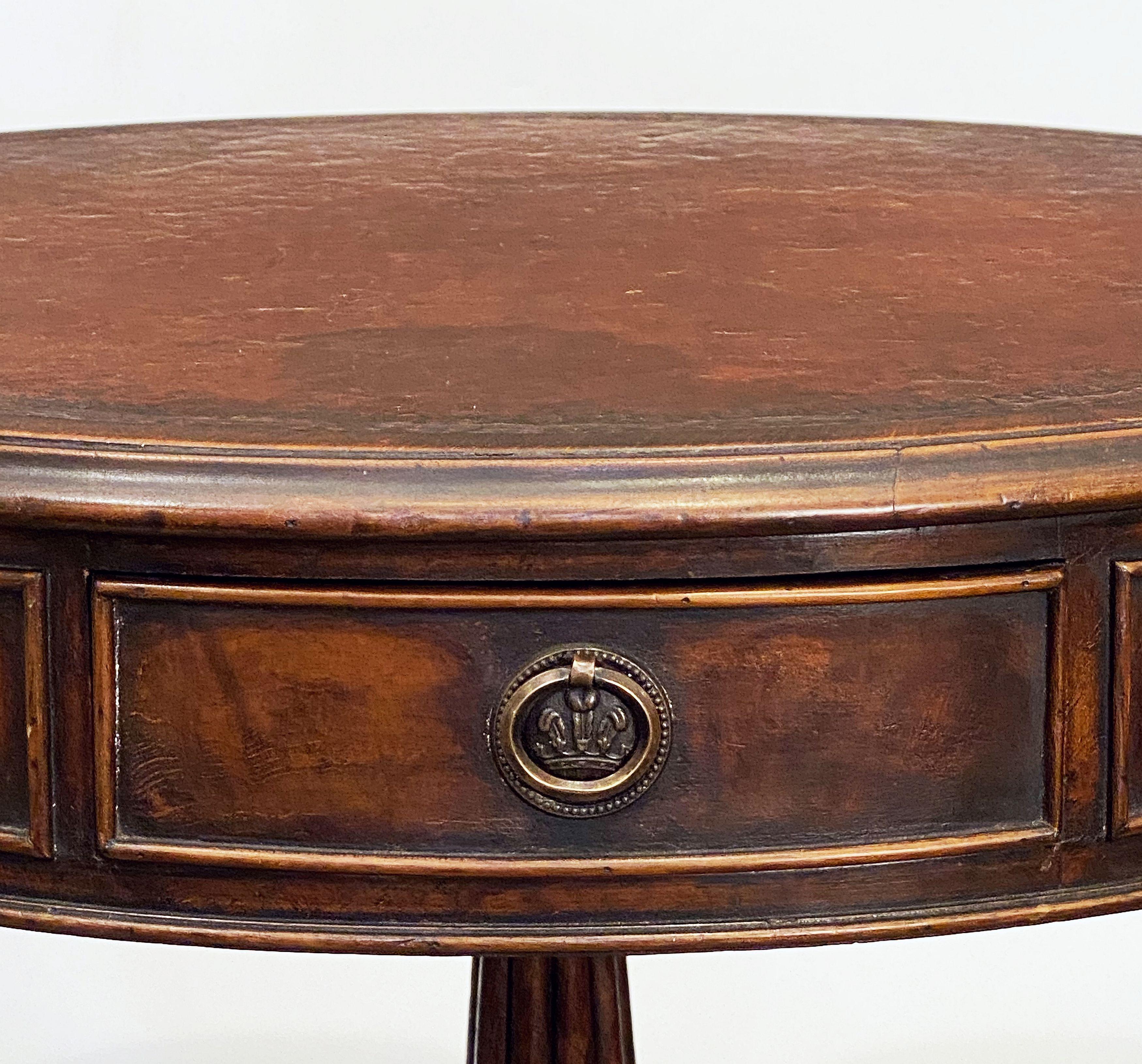 English Drum Table of Mahogany with Leather Top from the Edwardian Era For Sale 1