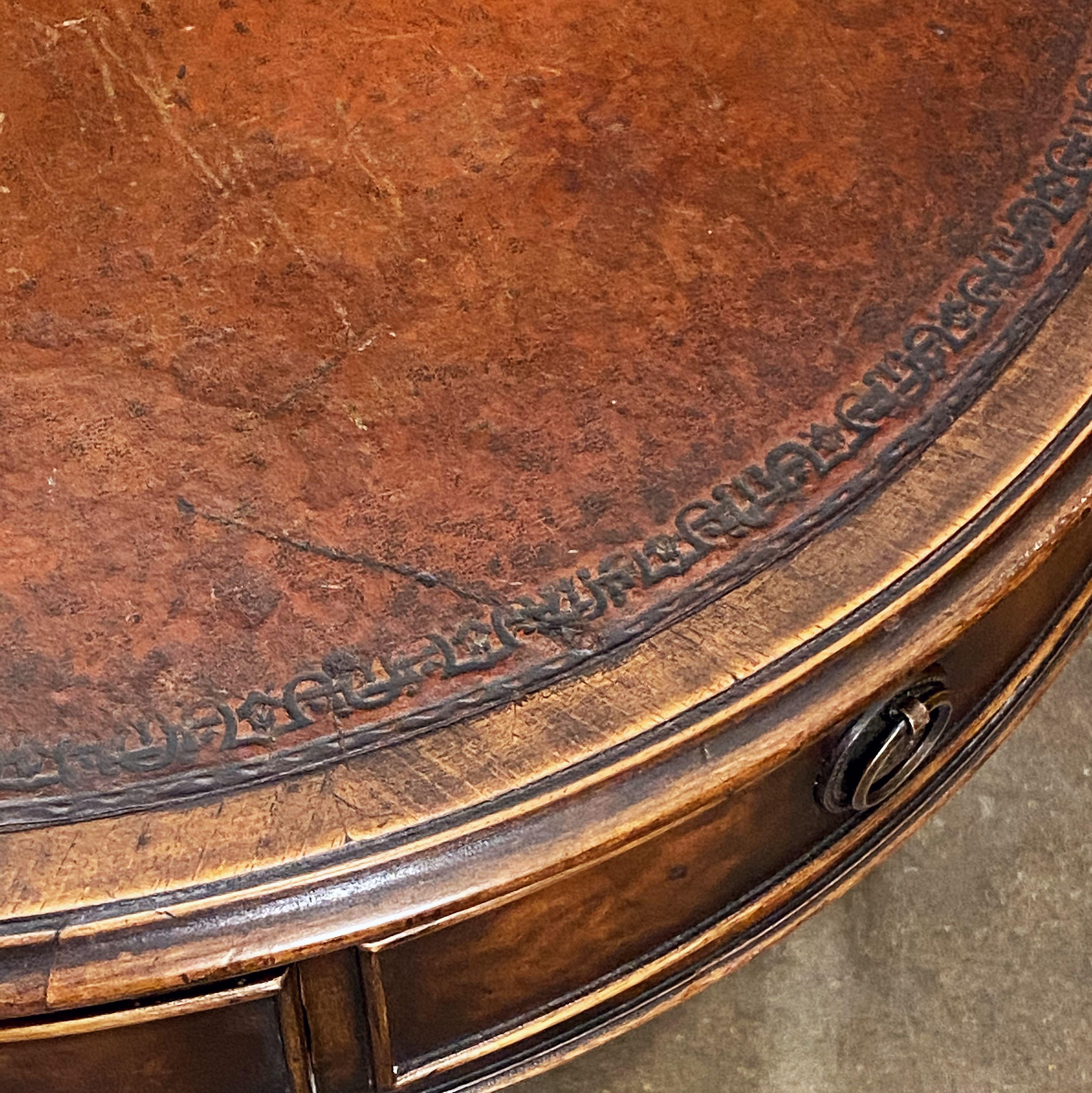 English Drum Table of Mahogany with Leather Top from the Edwardian Era For Sale 3